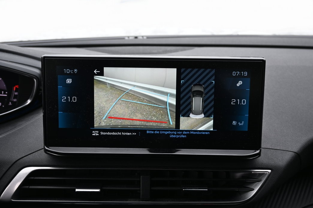 PEUGEOT 3008 1.2 PureTech Allure EAT8-image-11