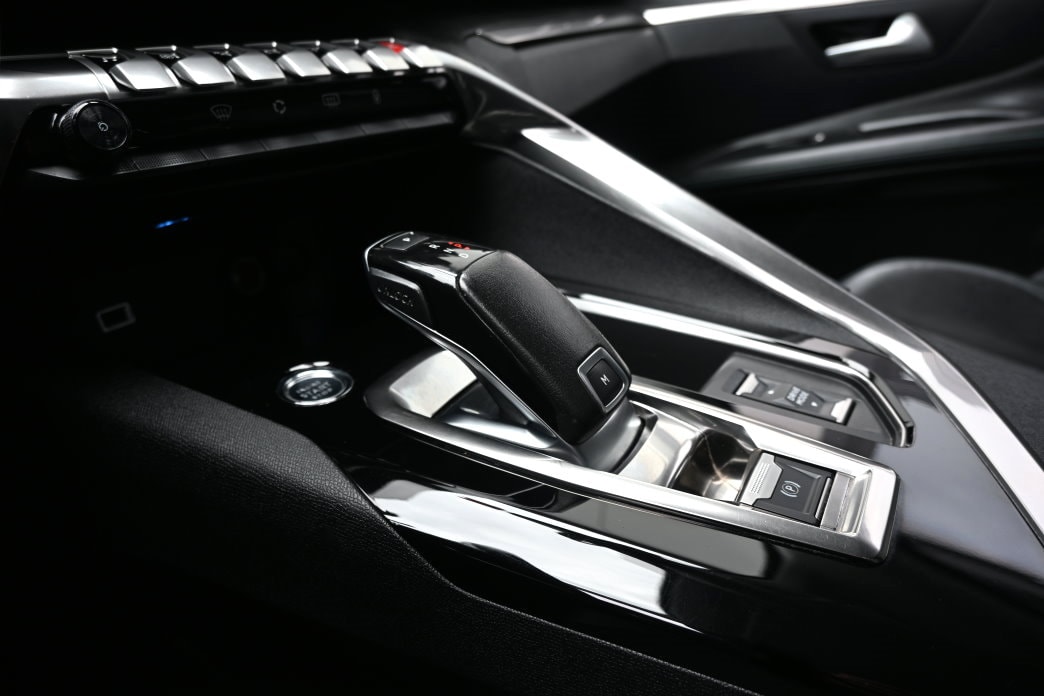 PEUGEOT 3008 1.2 PureTech Allure EAT8-image-8