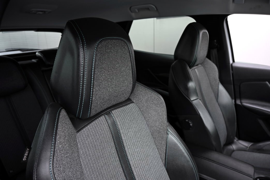 PEUGEOT 3008 1.2 PureTech Allure EAT8-image-5