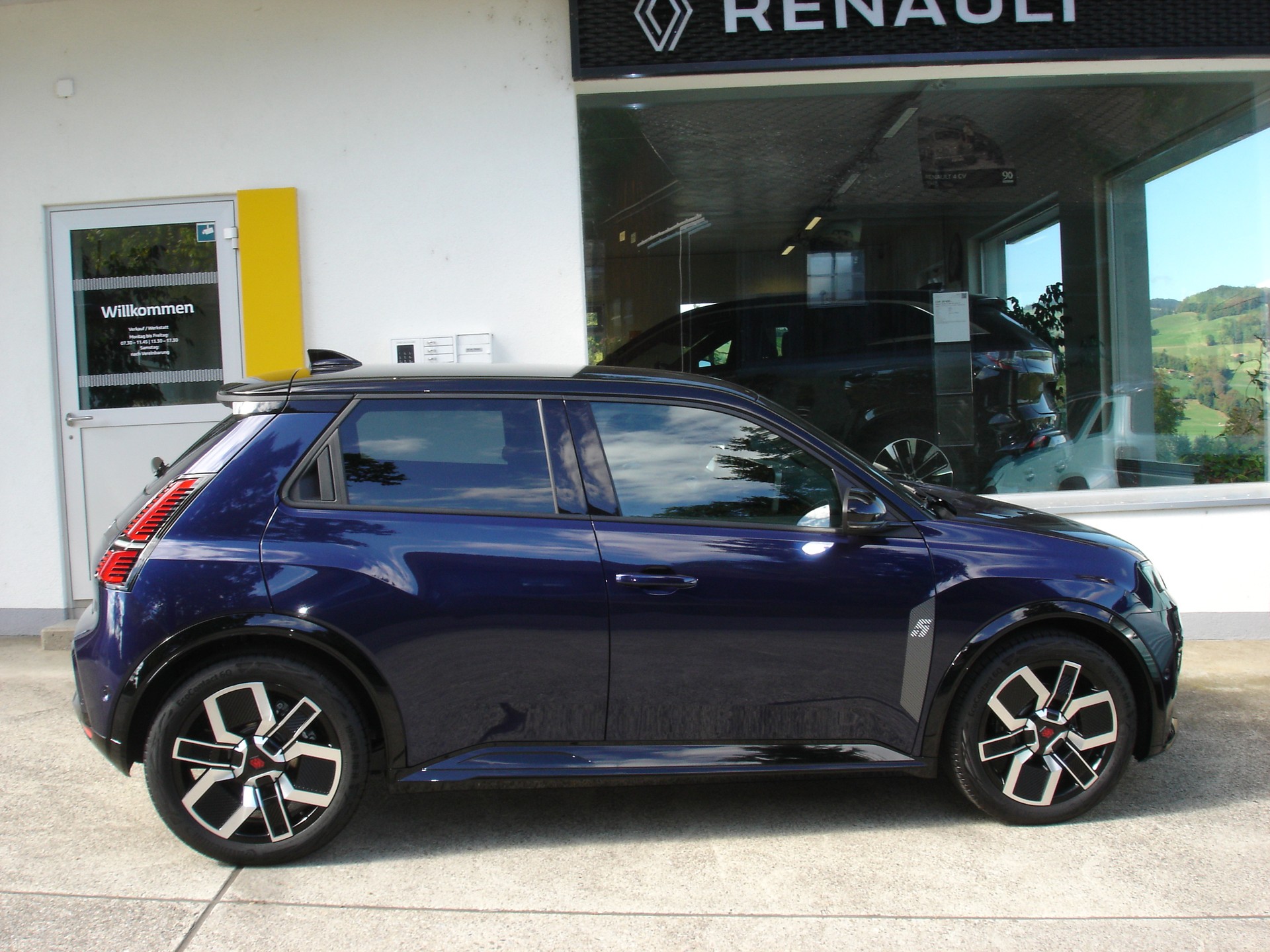 RENAULT R5 E-Tech Comfort Range 52 kWh Iconic Five-image-2