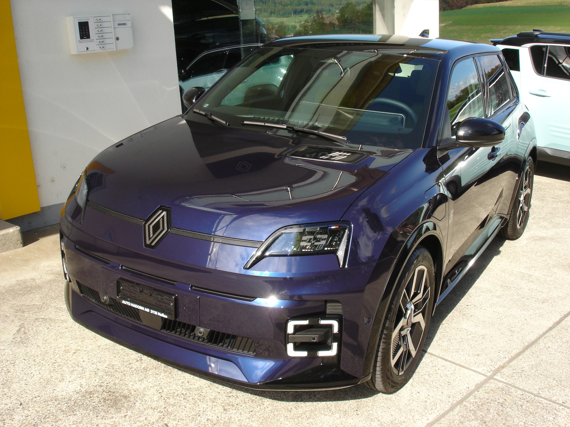 RENAULT R5 E-Tech Comfort Range 52 kWh Iconic Five-image-1
