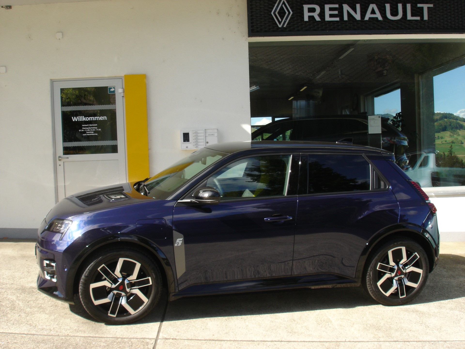 RENAULT R5 E-Tech Comfort Range 52 kWh Iconic Five-image-0