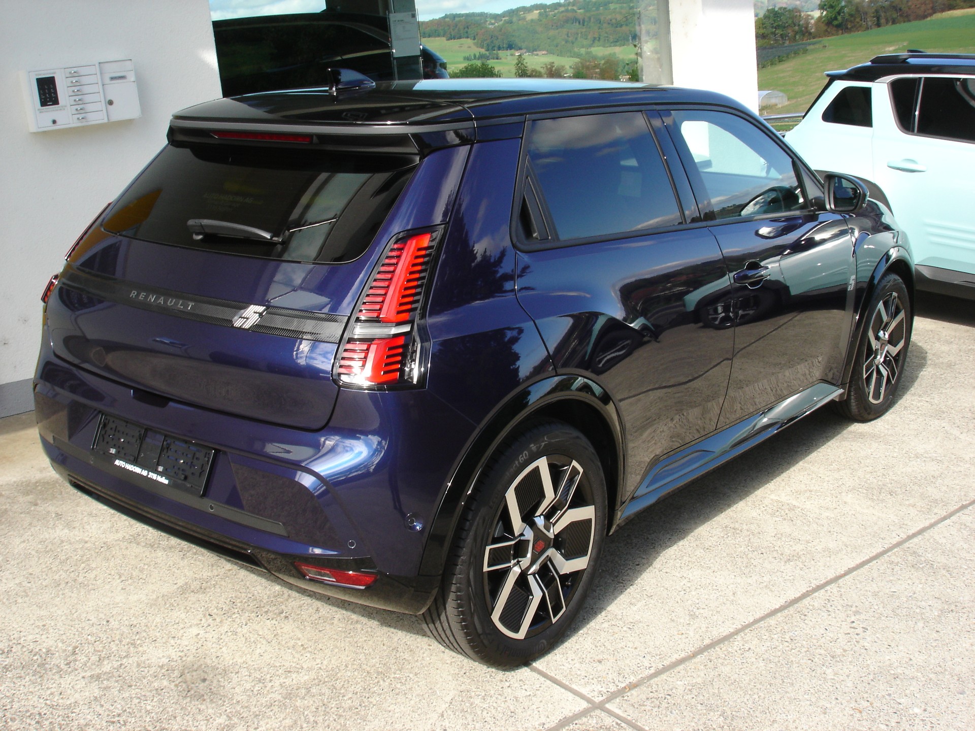 RENAULT R5 E-Tech Comfort Range 52 kWh Iconic Five-image-3