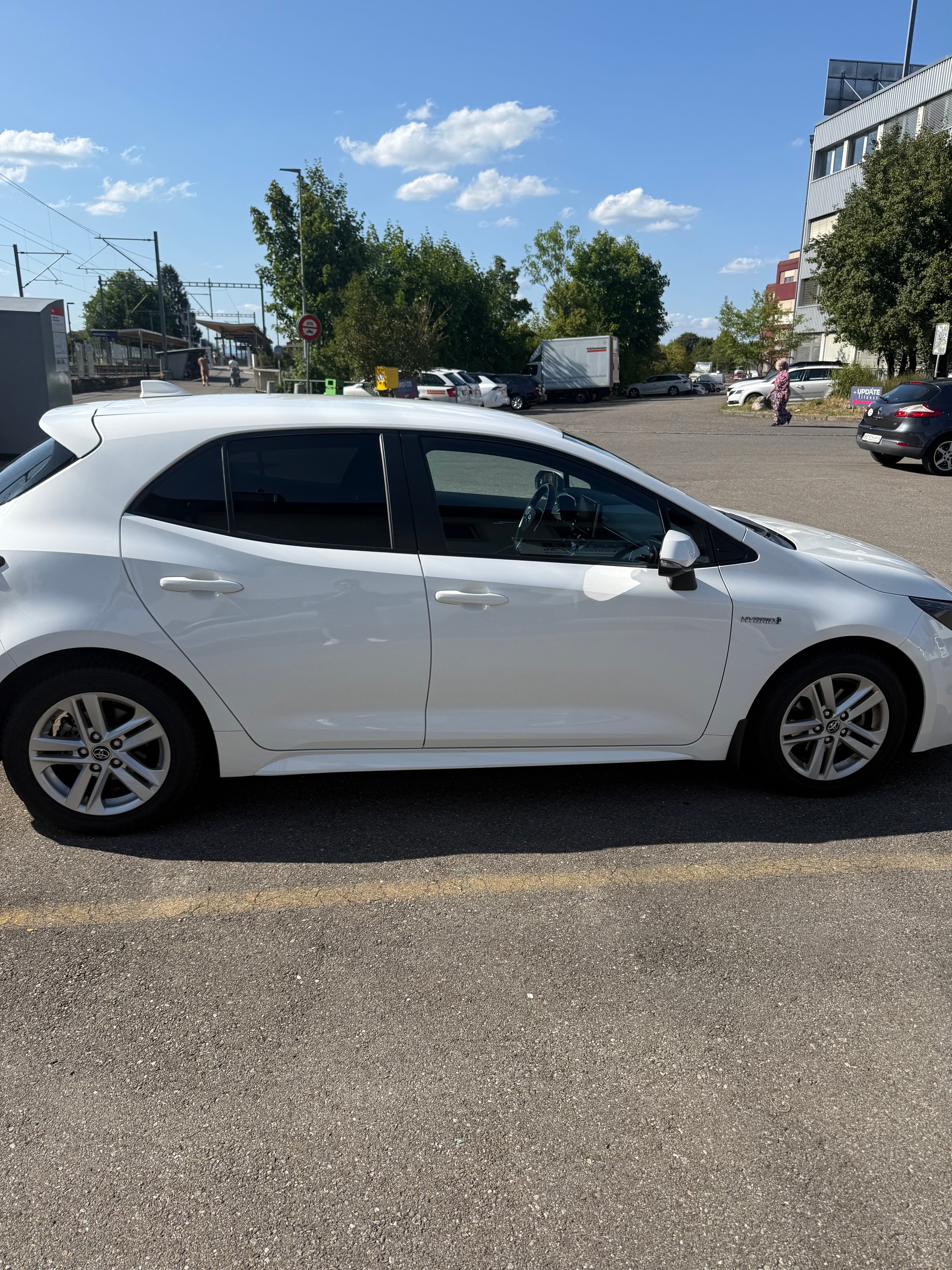 TOYOTA 1.8 HSD Trend-image-1
