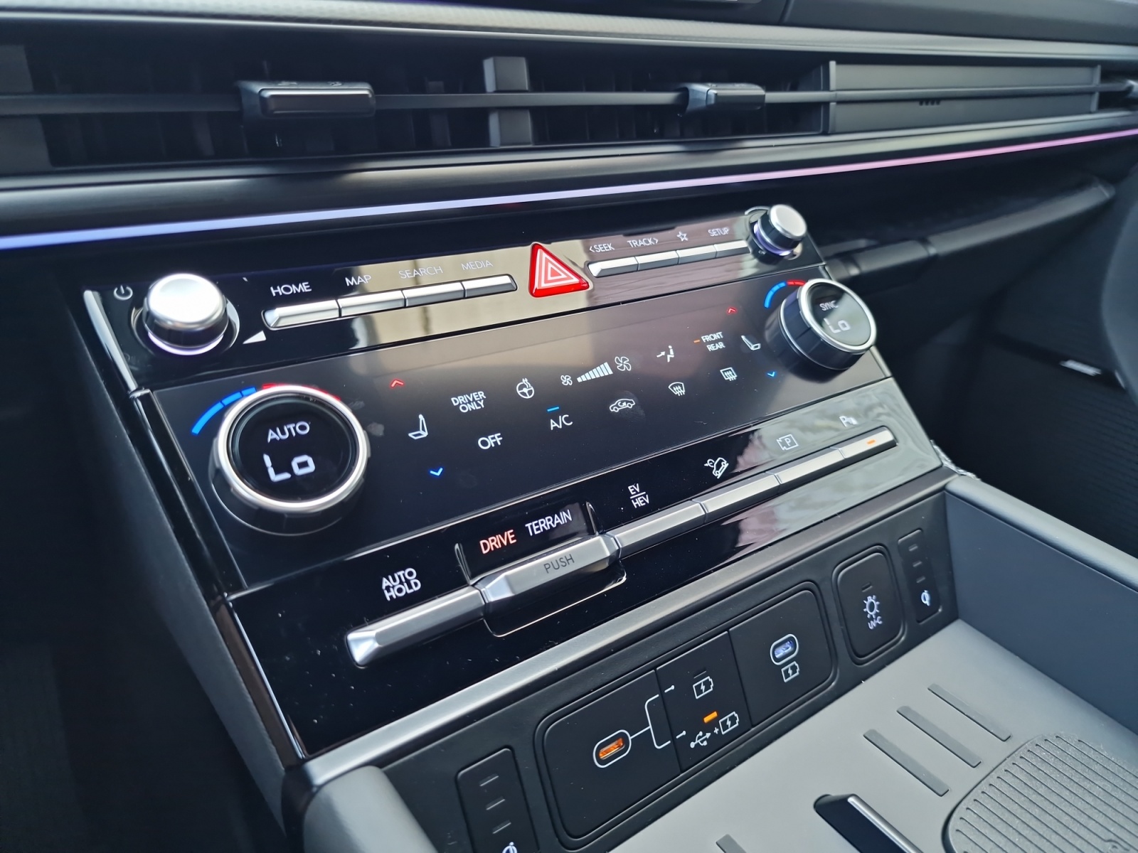 HYUNDAI Santa Fe 1.6 T-GDi HEV Calligraphy 4WD Automatic-image-16