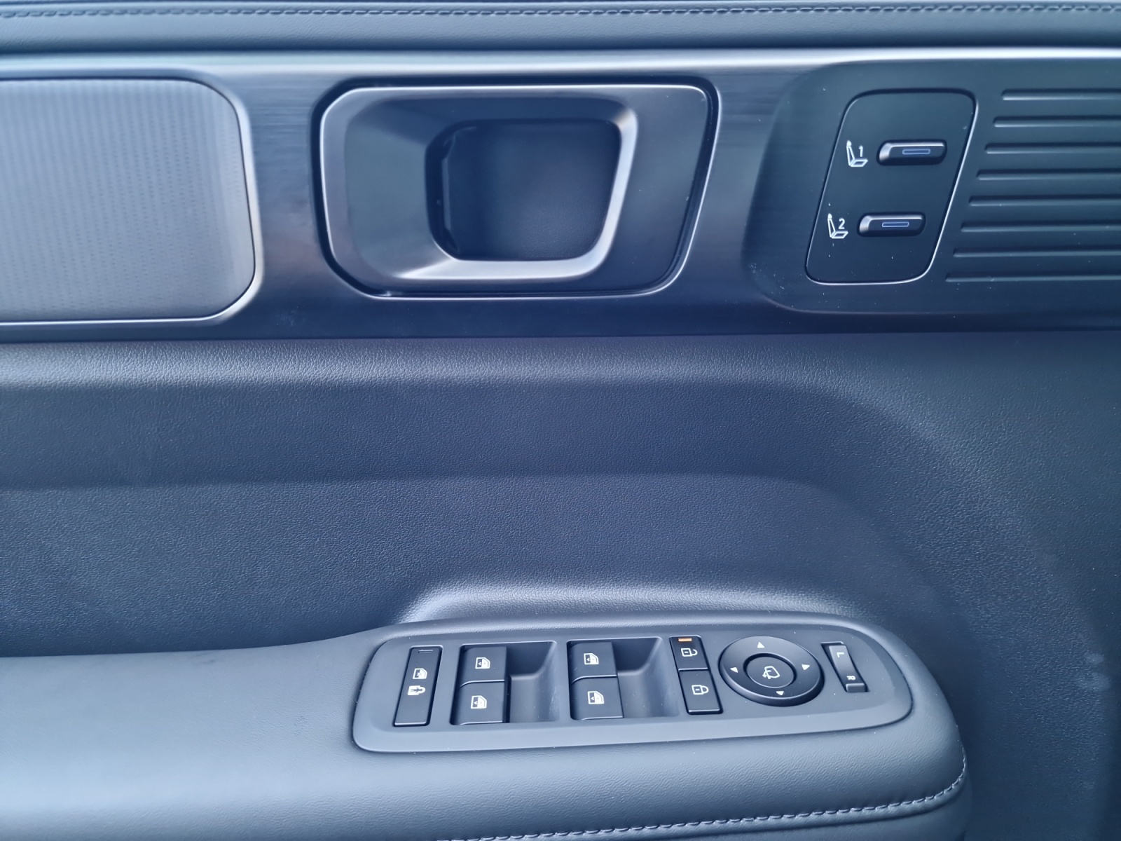 HYUNDAI Santa Fe 1.6 T-GDi HEV Calligraphy 4WD Automatic-image-17