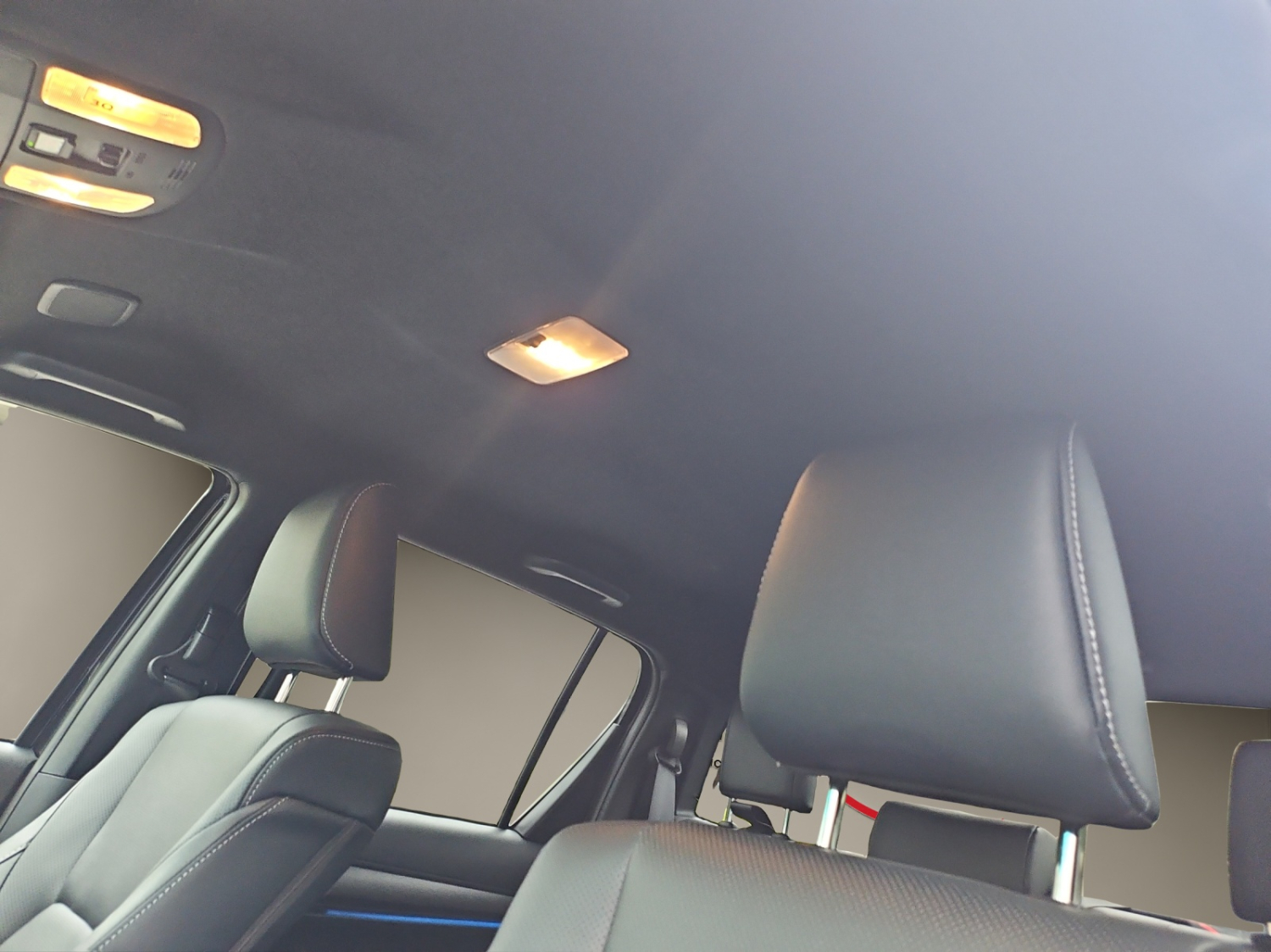 TOYOTA Hilux Double Cab.-Pick-up 2.8 D-4D 204 Invincible MHEV-image-13