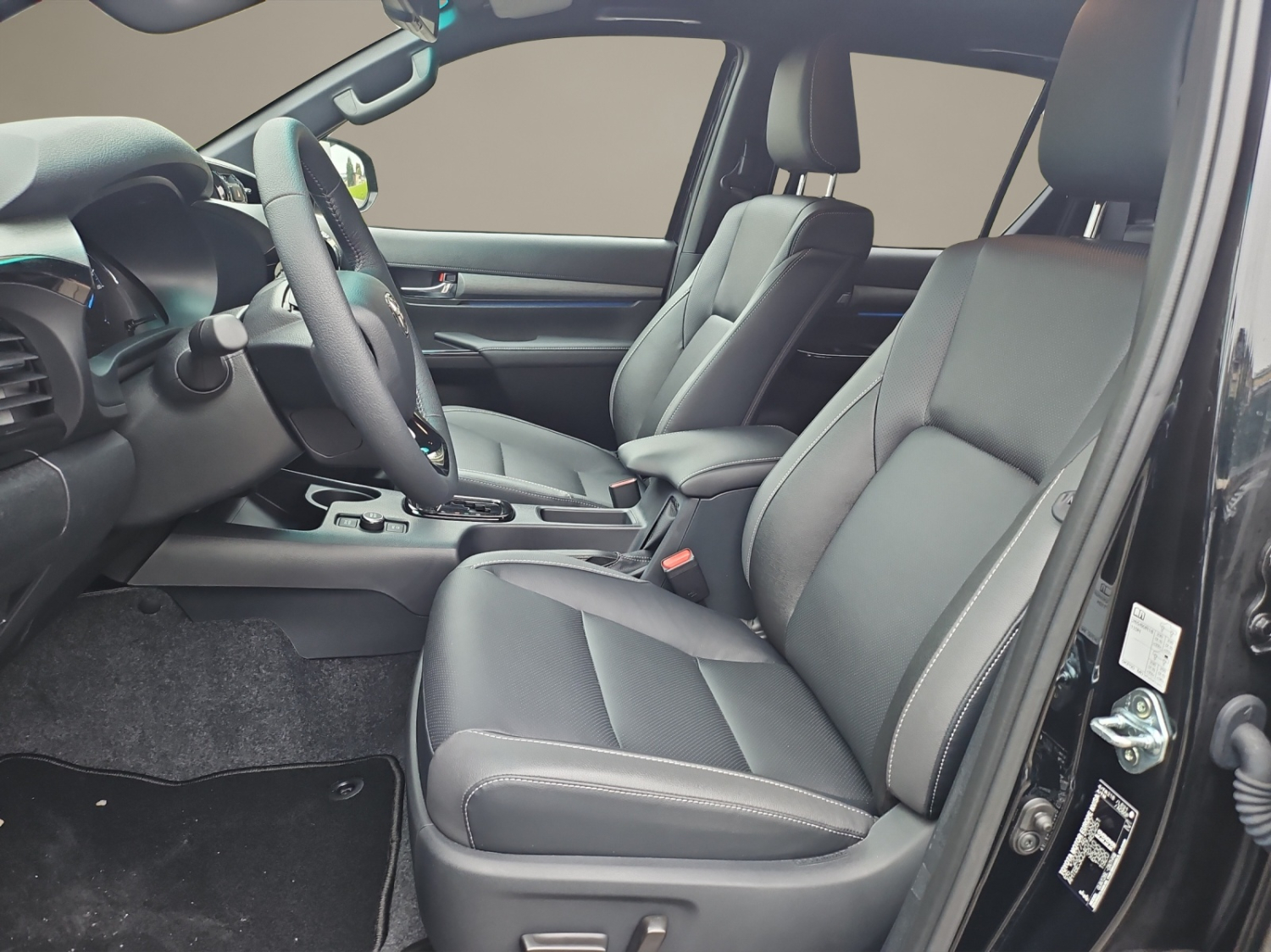 TOYOTA Hilux Double Cab.-Pick-up 2.8 D-4D 204 Invincible MHEV-image-11