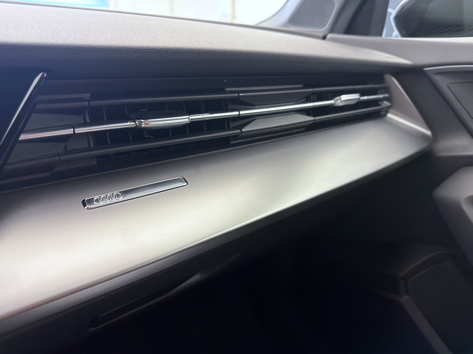 AUDI A3 Sportback 35 TFSI Attraction S-tronic-image-18