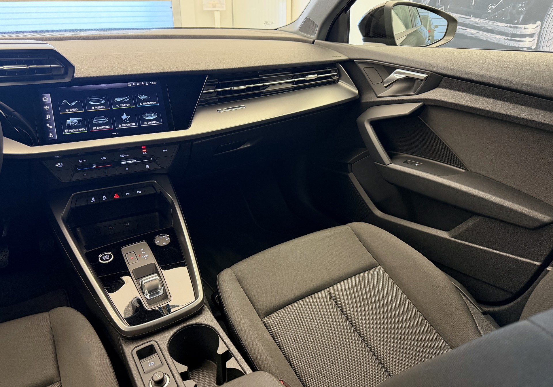 AUDI A3 Sportback 35 TFSI Attraction S-tronic-image-17