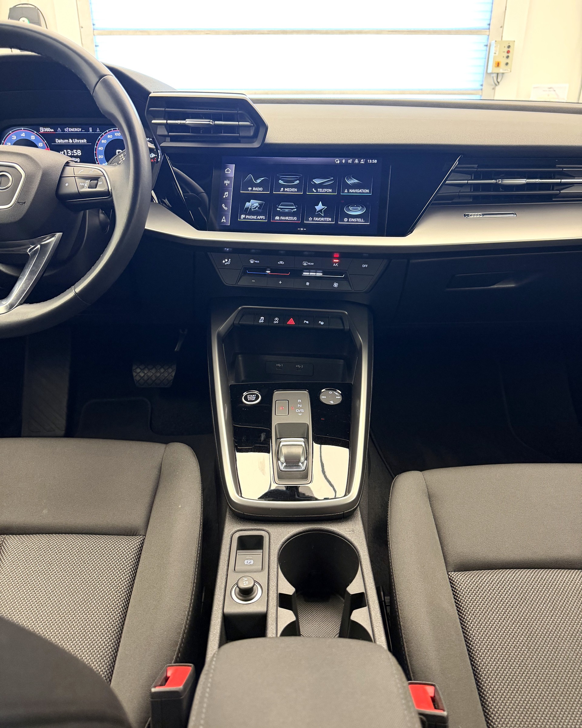 AUDI A3 Sportback 35 TFSI Attraction S-tronic-image-11