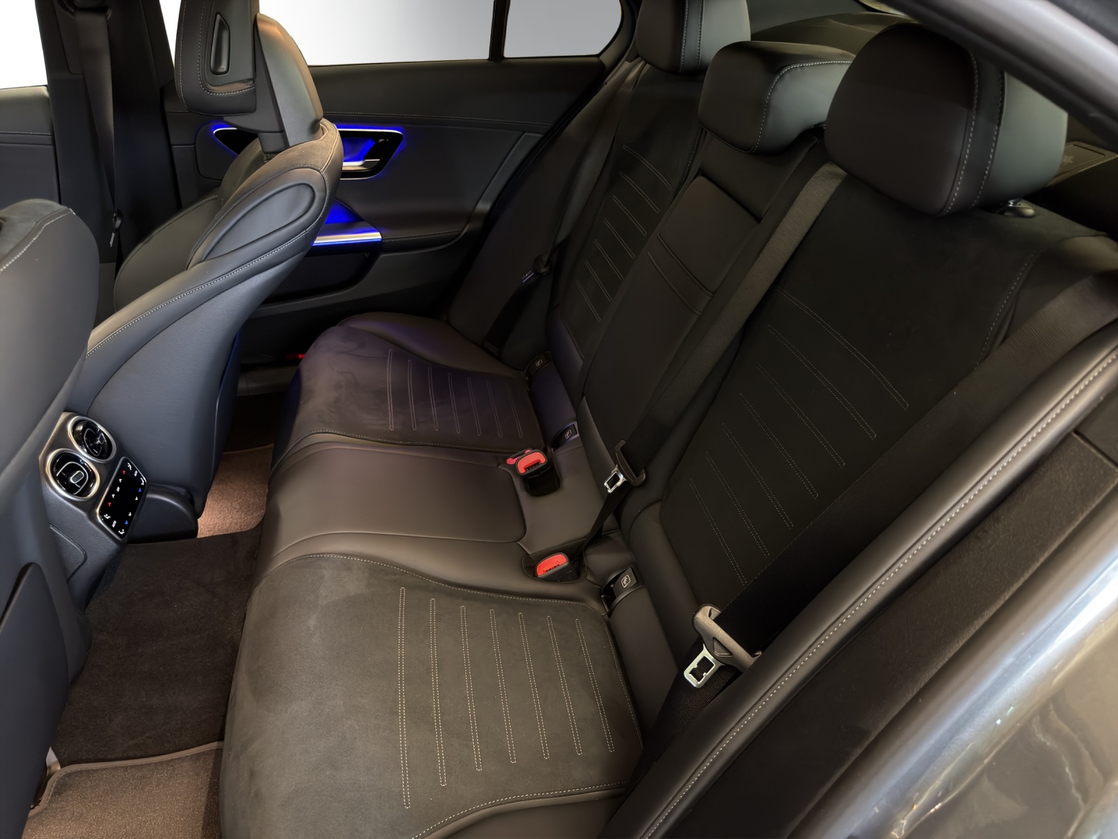 MERCEDES-BENZ C 300e AMG Line-image-10