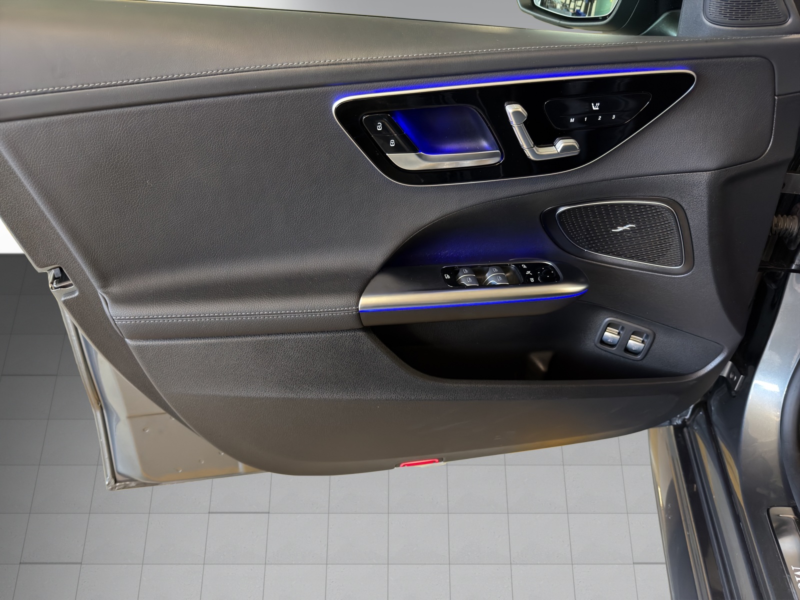 MERCEDES-BENZ C 300e AMG Line-image-7