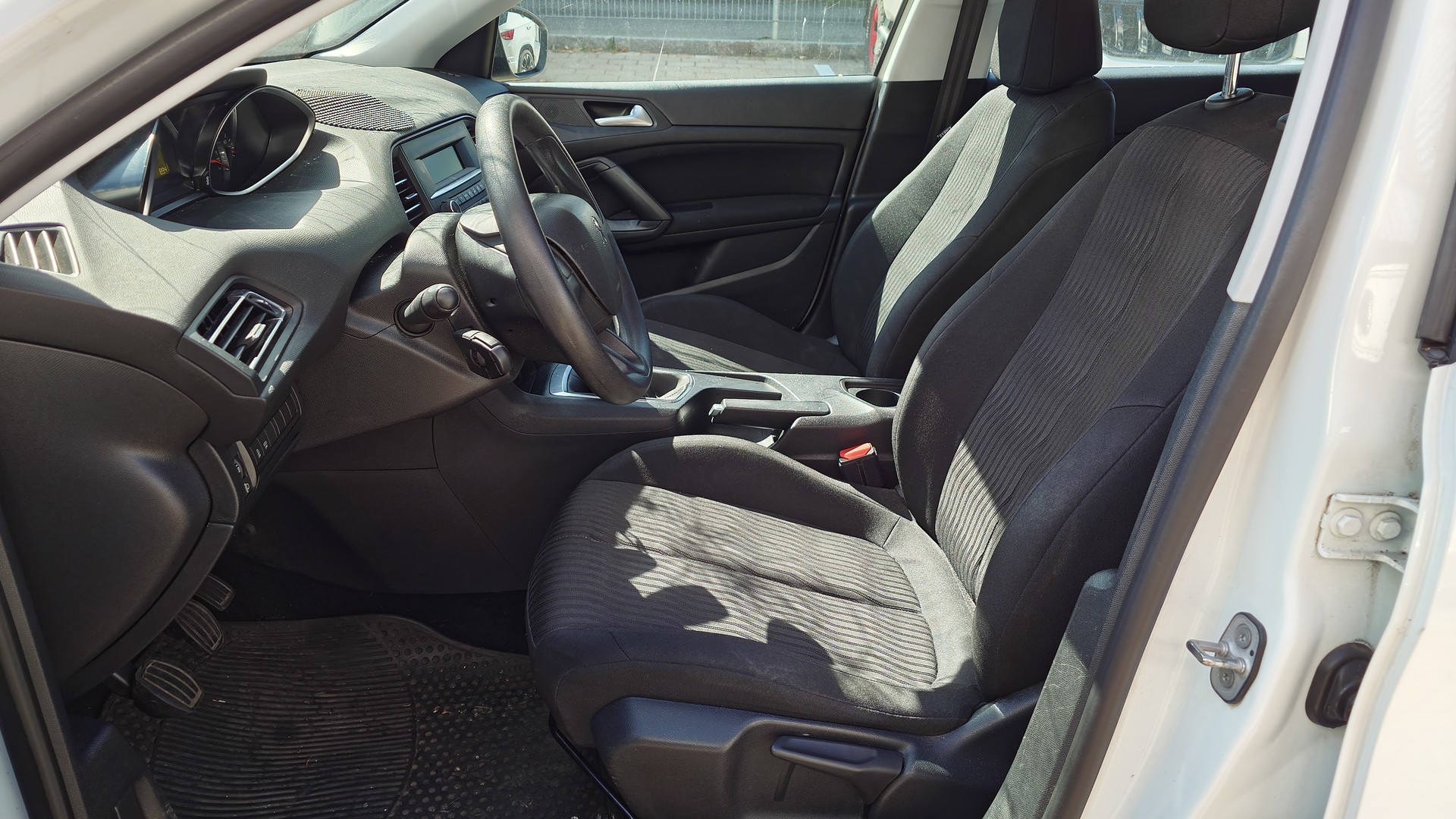 PEUGEOT 308 SW 1.2 THP Business-image-12