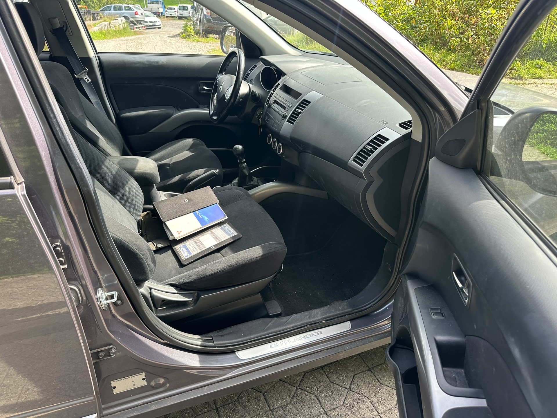 MITSUBISHI Outlander 2.0 DID Intense 4WD-image-11