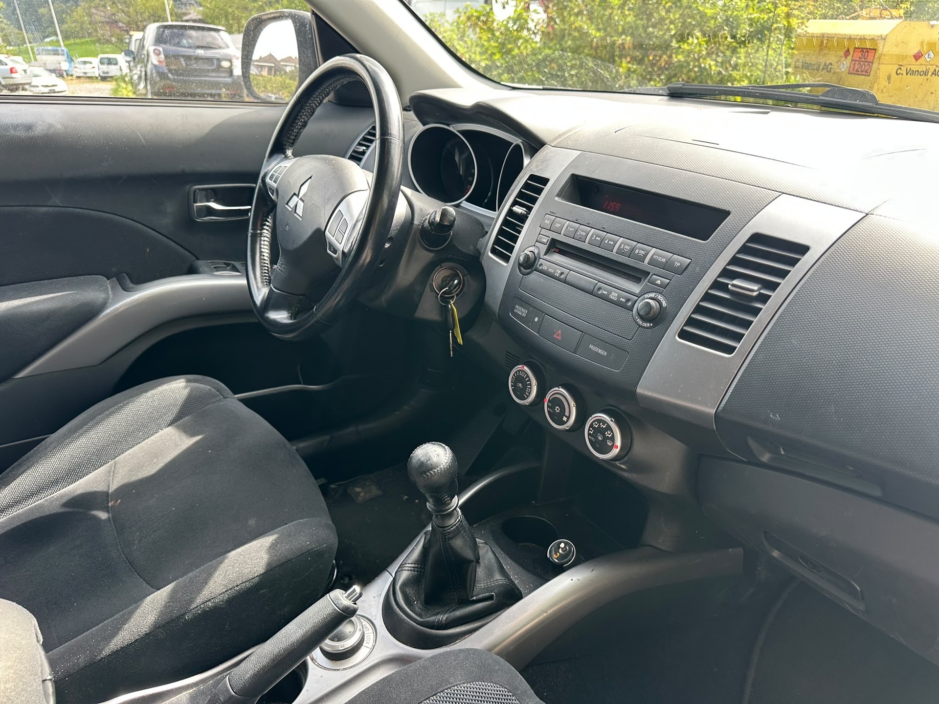 MITSUBISHI Outlander 2.0 DID Intense 4WD-image-10