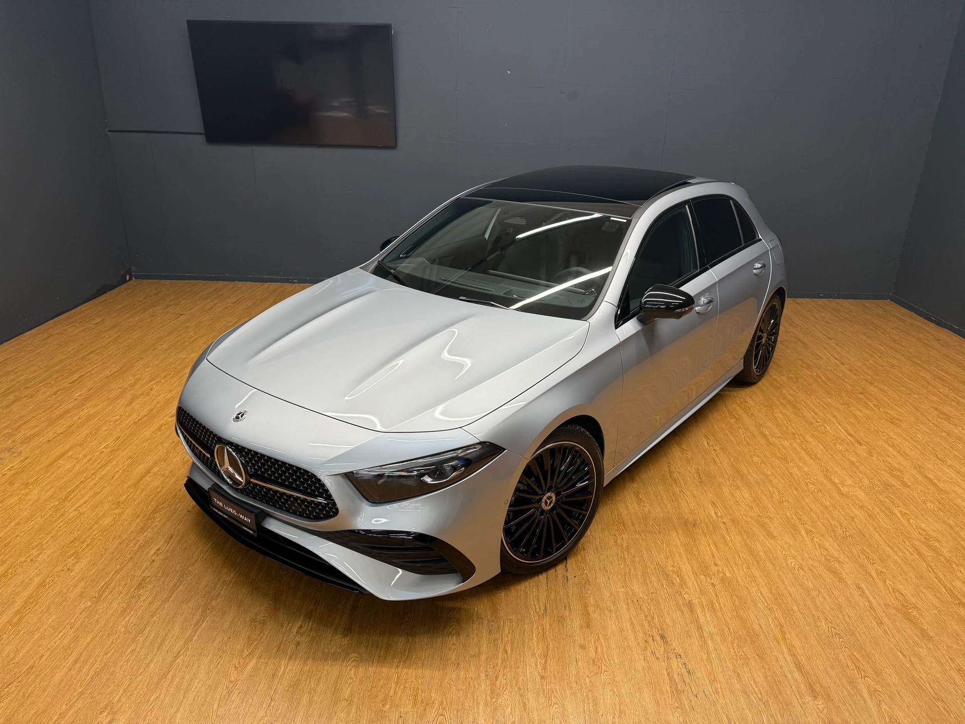 MERCEDES-BENZ A 220 4M - AMG / DISTRONIC / 360 Grad Kamera / Leder-Paket / Winter-Paket / Night-Paket-image-3