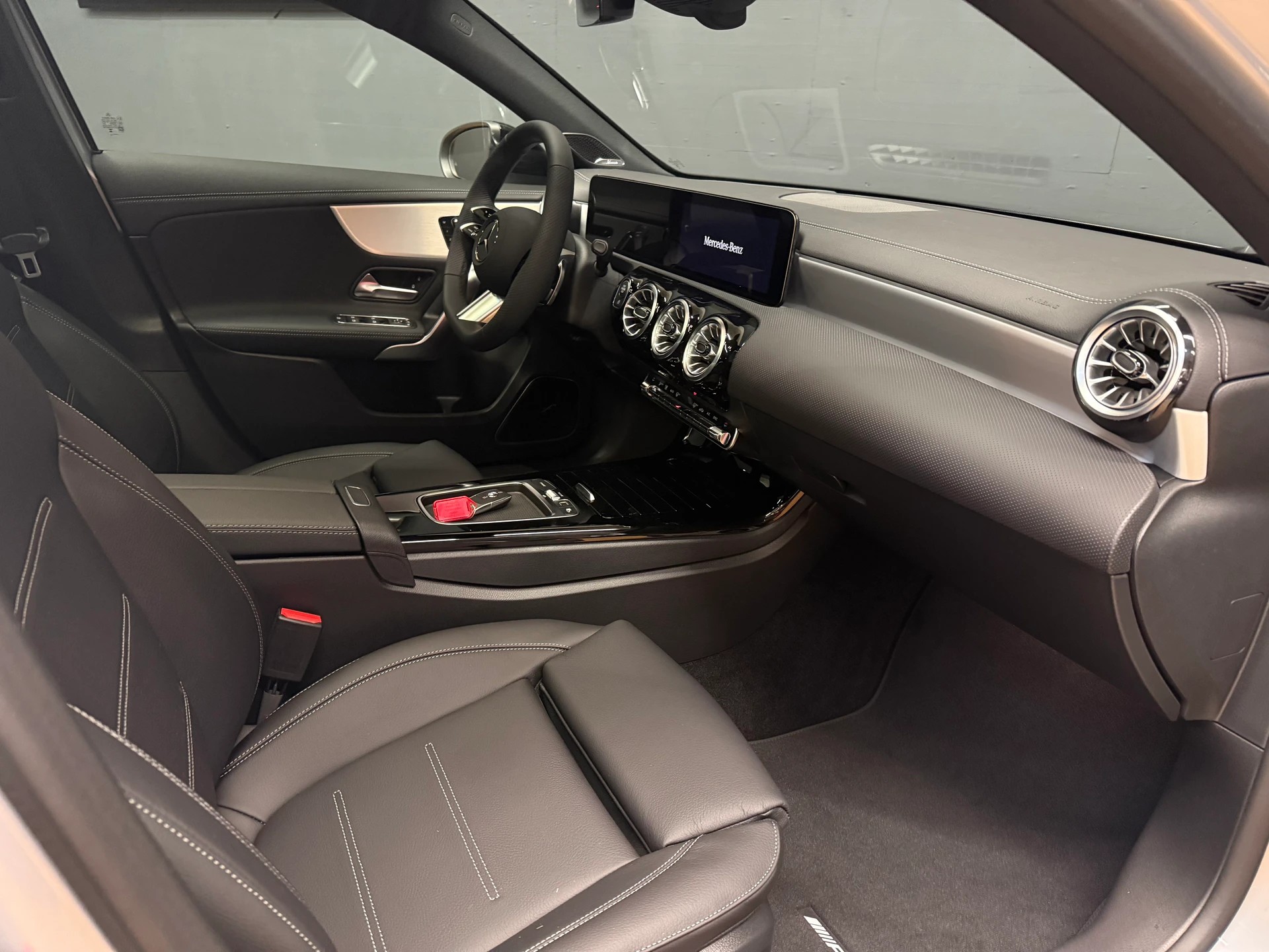 MERCEDES-BENZ A 220 4M - AMG / DISTRONIC / 360 Grad Kamera / Leder-Paket / Winter-Paket / Night-Paket-image-12