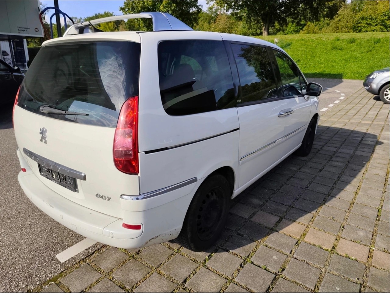 PEUGEOT 807 2.2 16V HDi Black & Silver Tiptronic-image-6