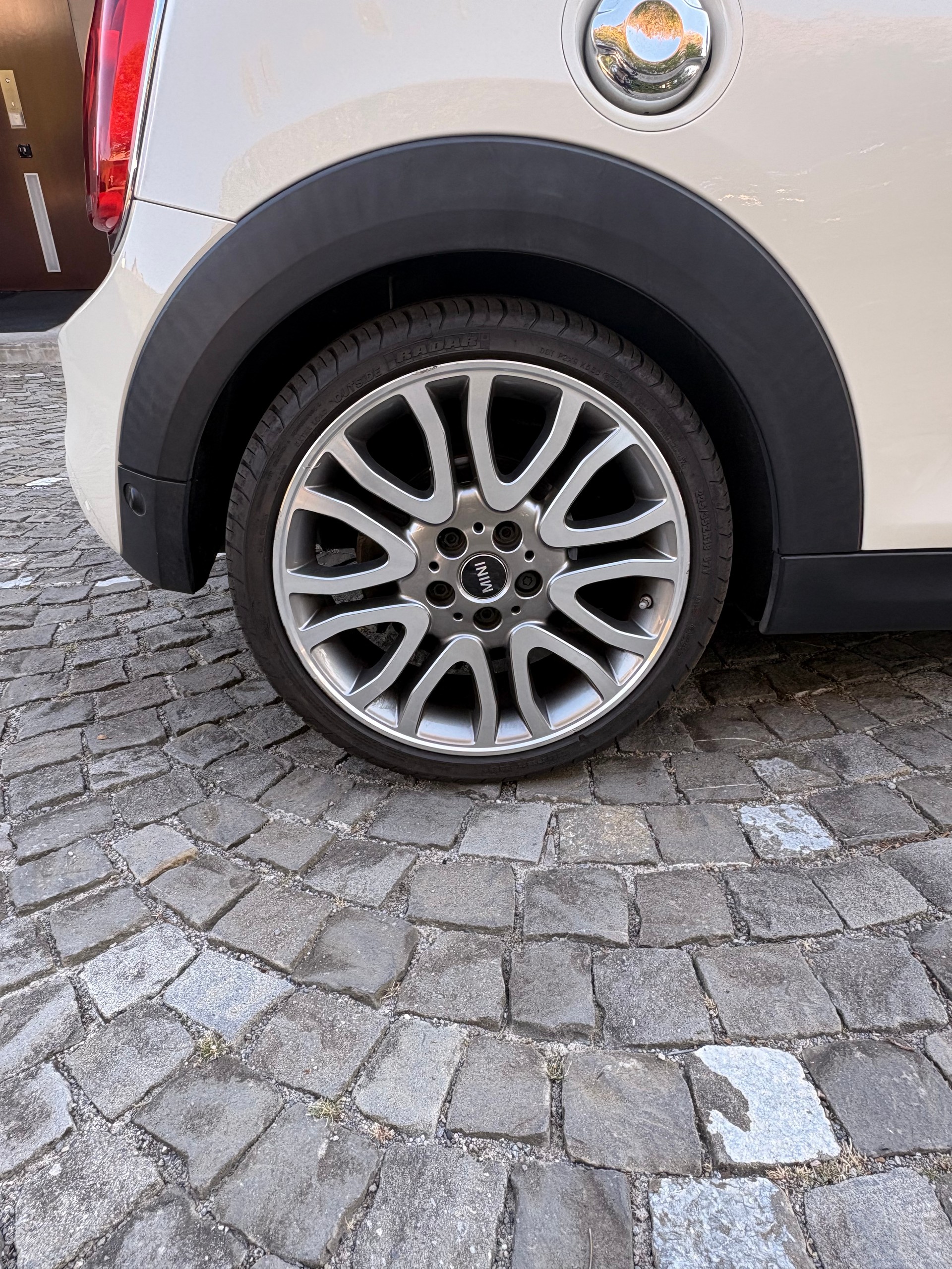 MINI 2.0i Cooper S Cabrio-image-5
