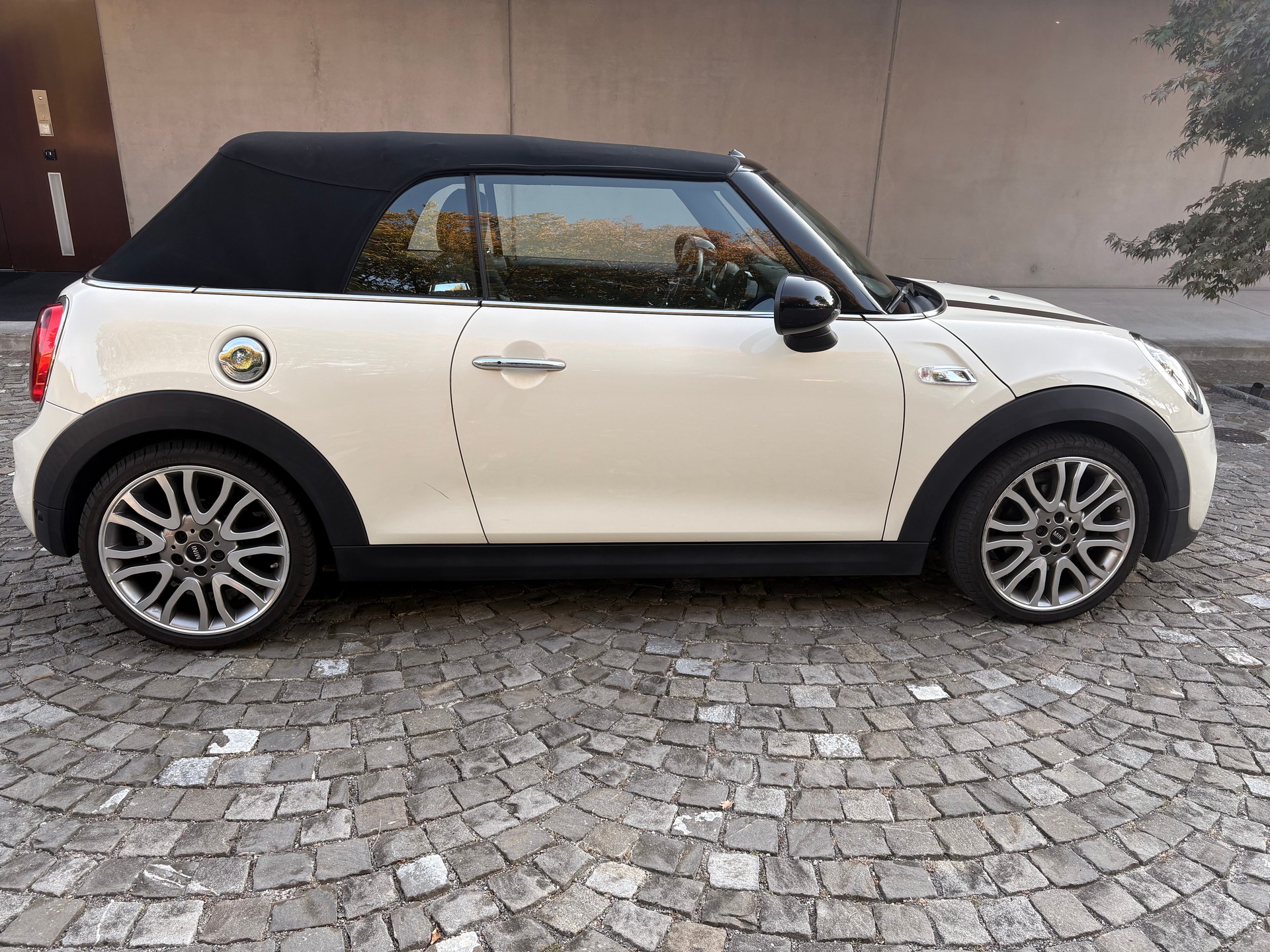 MINI 2.0i Cooper S Cabrio-image-10