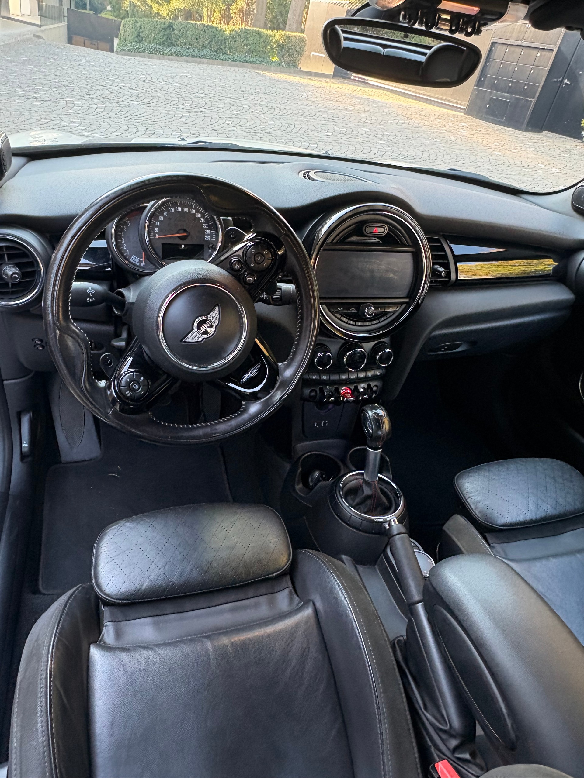 MINI 2.0i Cooper S Cabrio-image-9