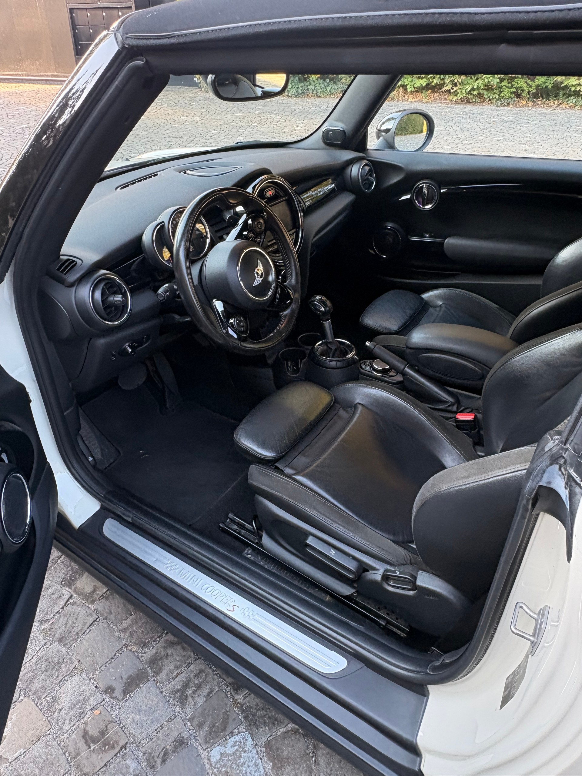 MINI 2.0i Cooper S Cabrio-image-3