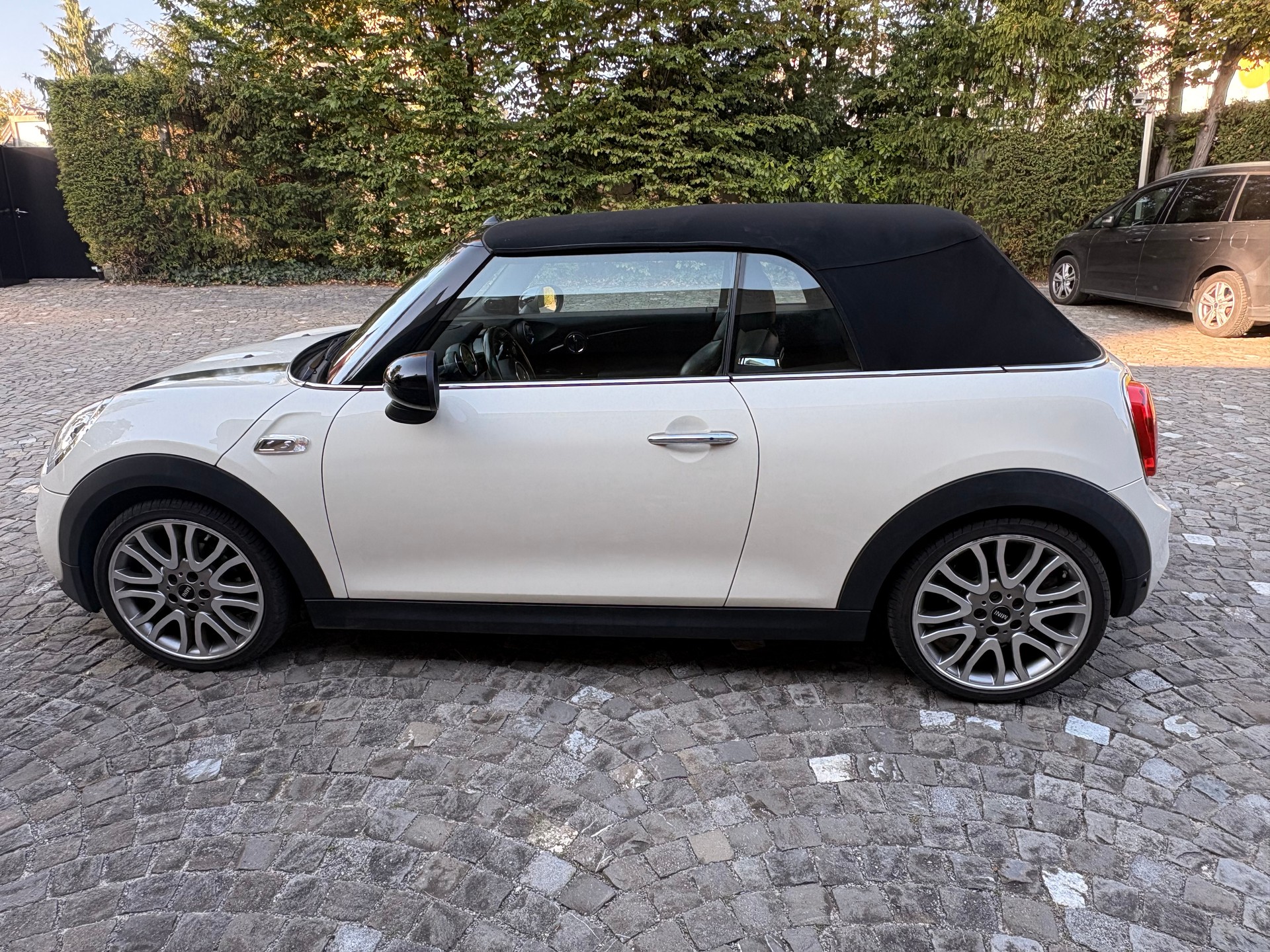 MINI 2.0i Cooper S Cabrio-image-11