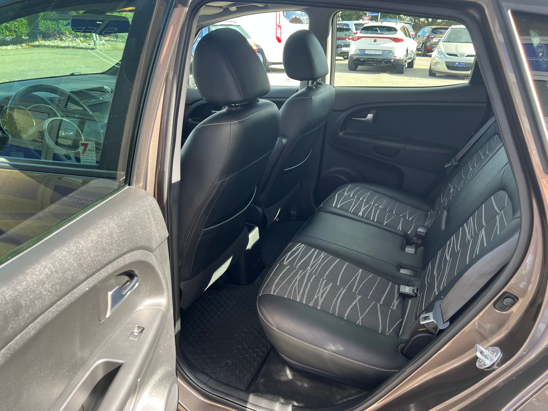 KIA Venga 1.6 CVVT Swiss Champion-image-10