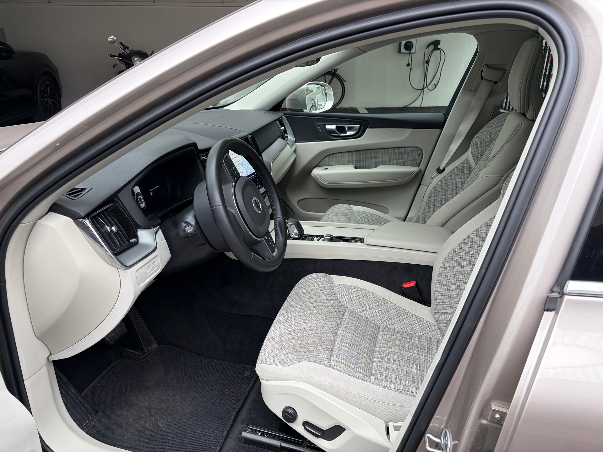 VOLVO 2.0 B4 MH Core AWD-image-1