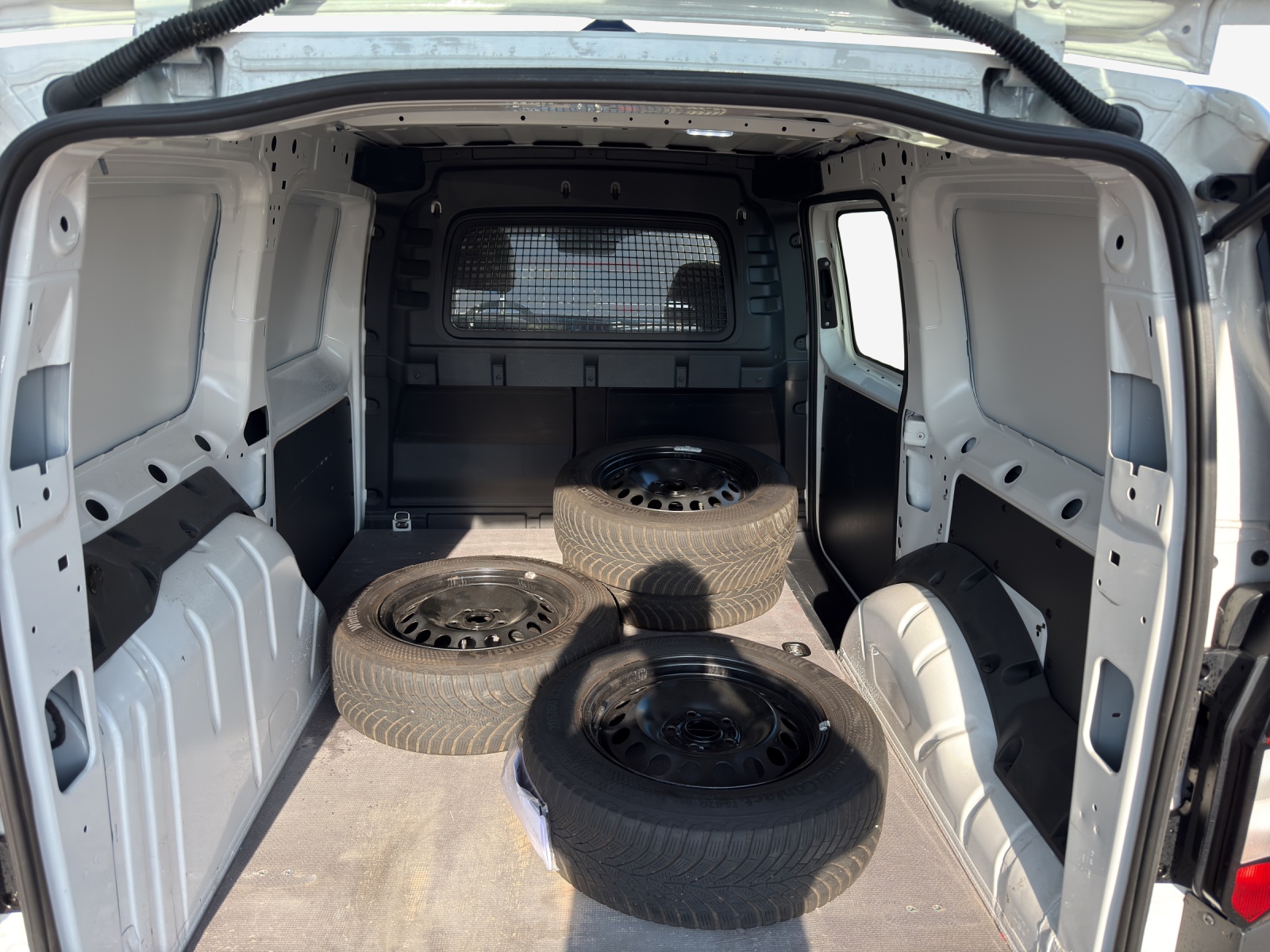 VW Caddy Cargo 2.0TDI Maxi-image-12
