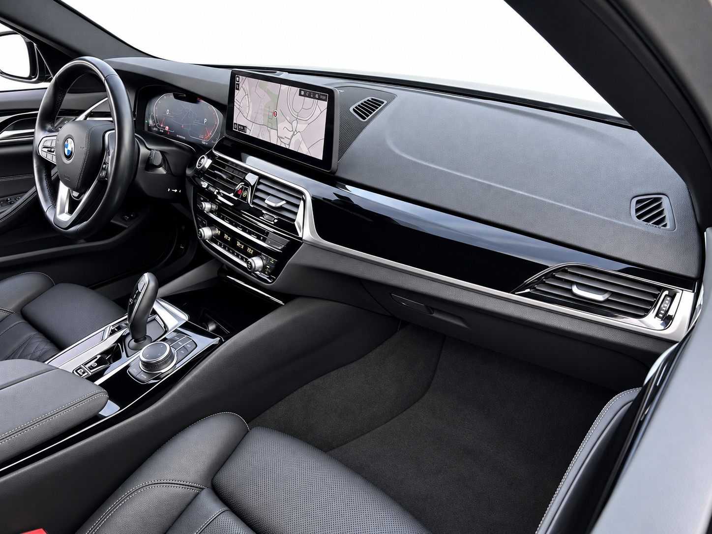BMW 520d xDrive Touring-image-17