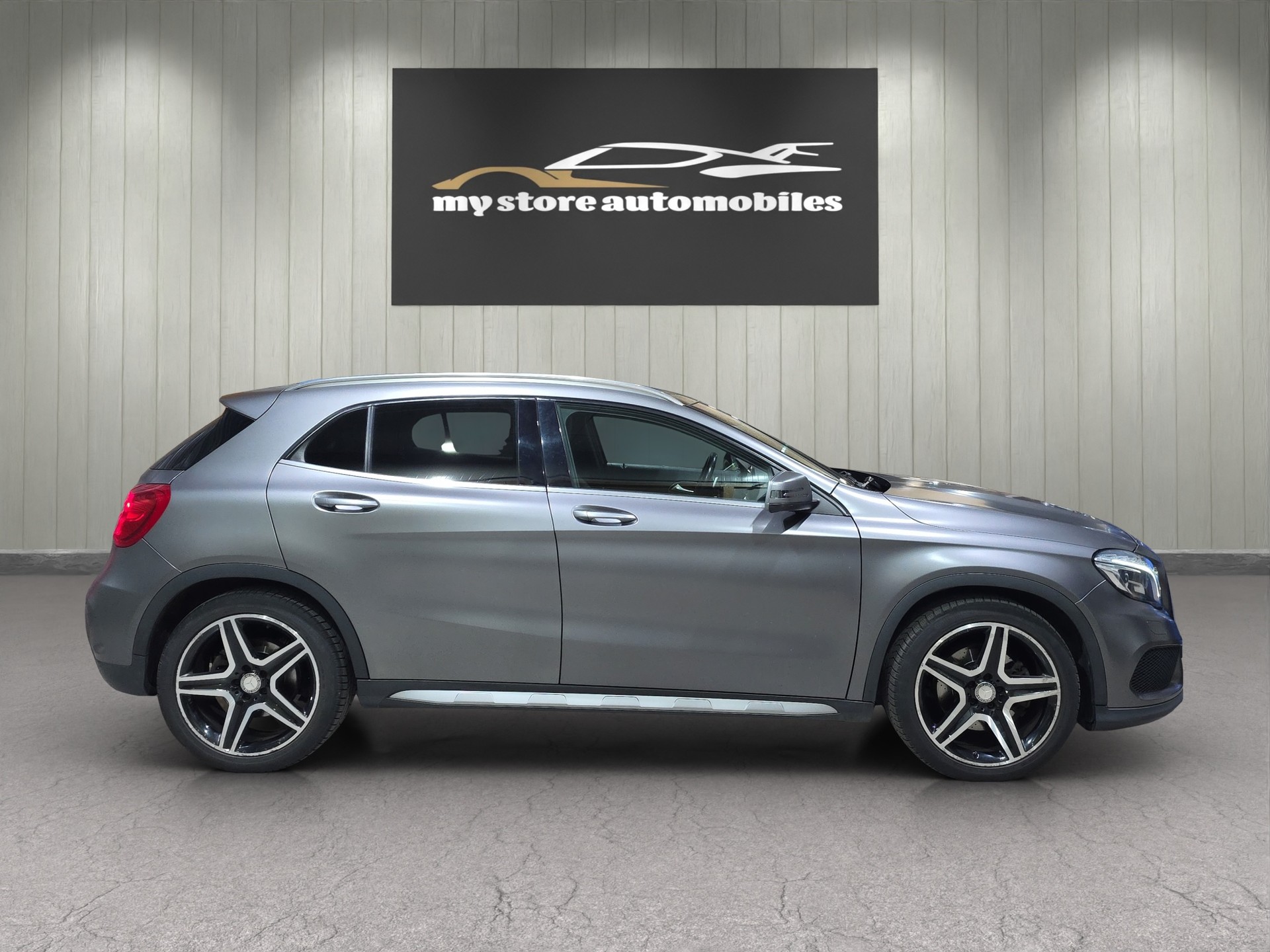 MERCEDES-BENZ GLA 250 AMG Line 4Matic 7G-DCT-image-4