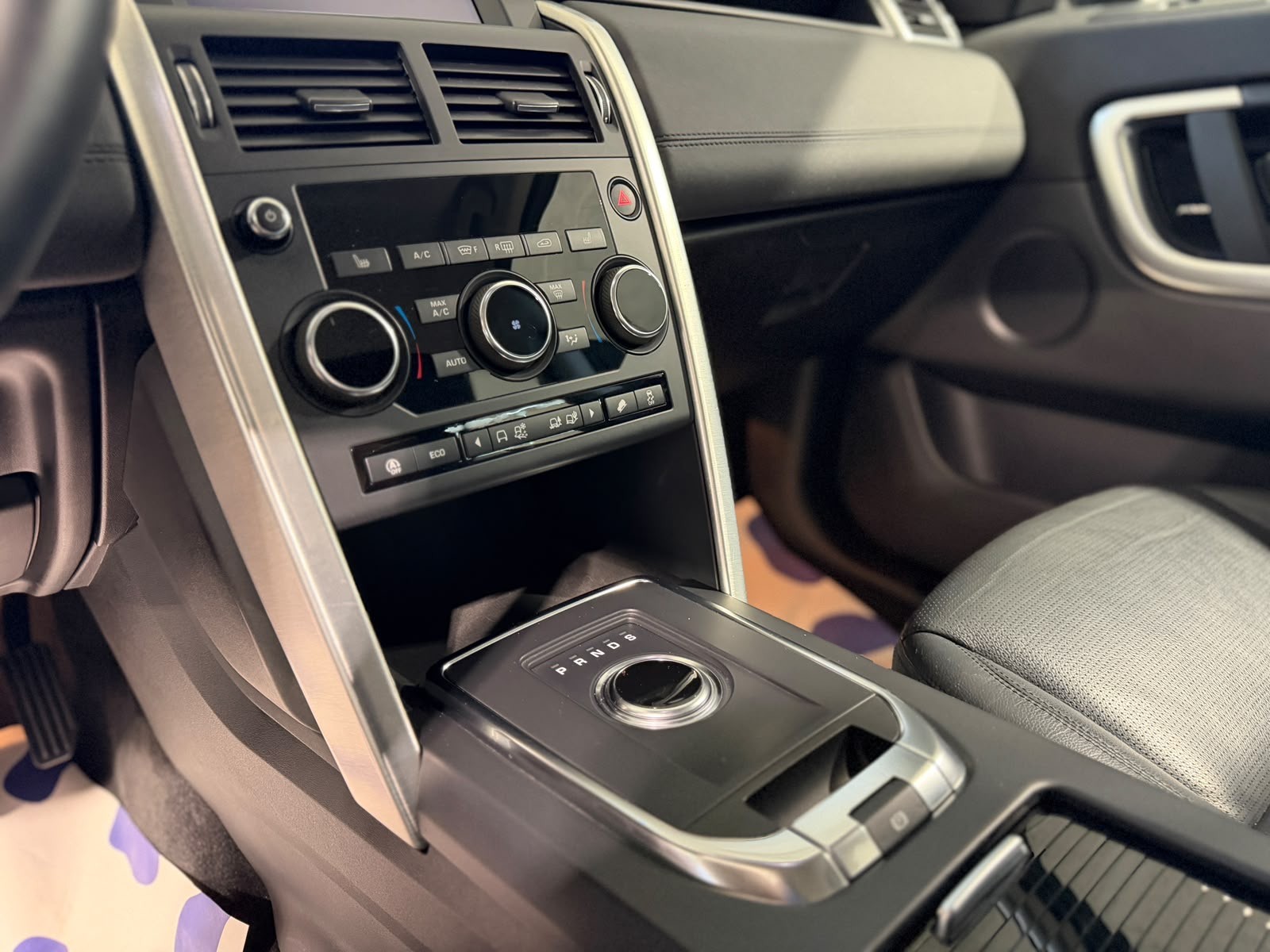 LAND ROVER Discovery Sport 2.0 TD4 SE AT9-image-14