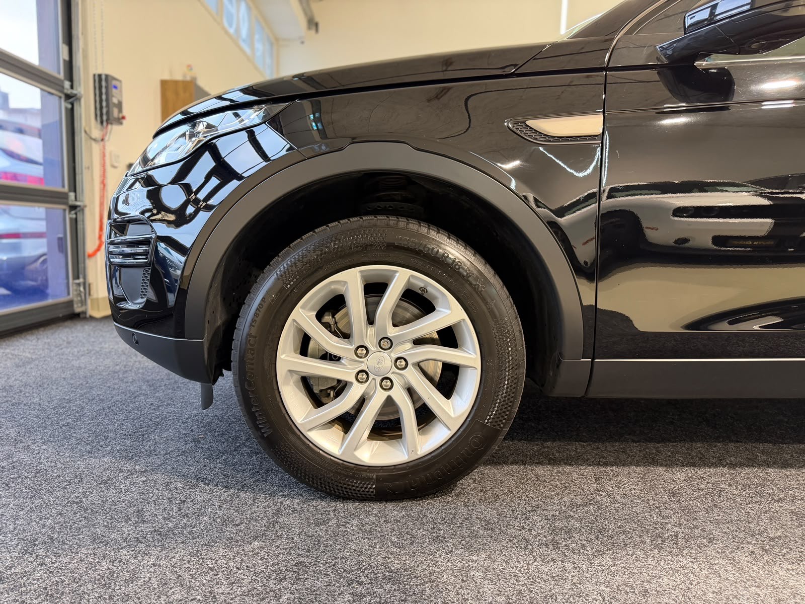LAND ROVER Discovery Sport 2.0 TD4 SE AT9-image-3