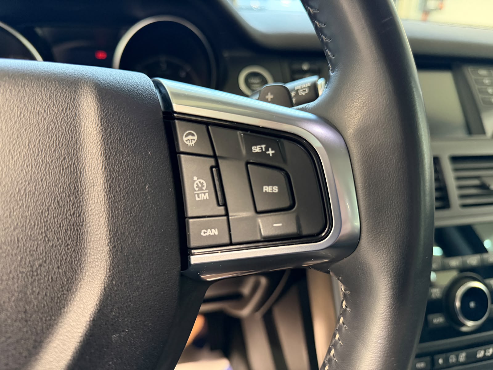 LAND ROVER Discovery Sport 2.0 TD4 SE AT9-image-16