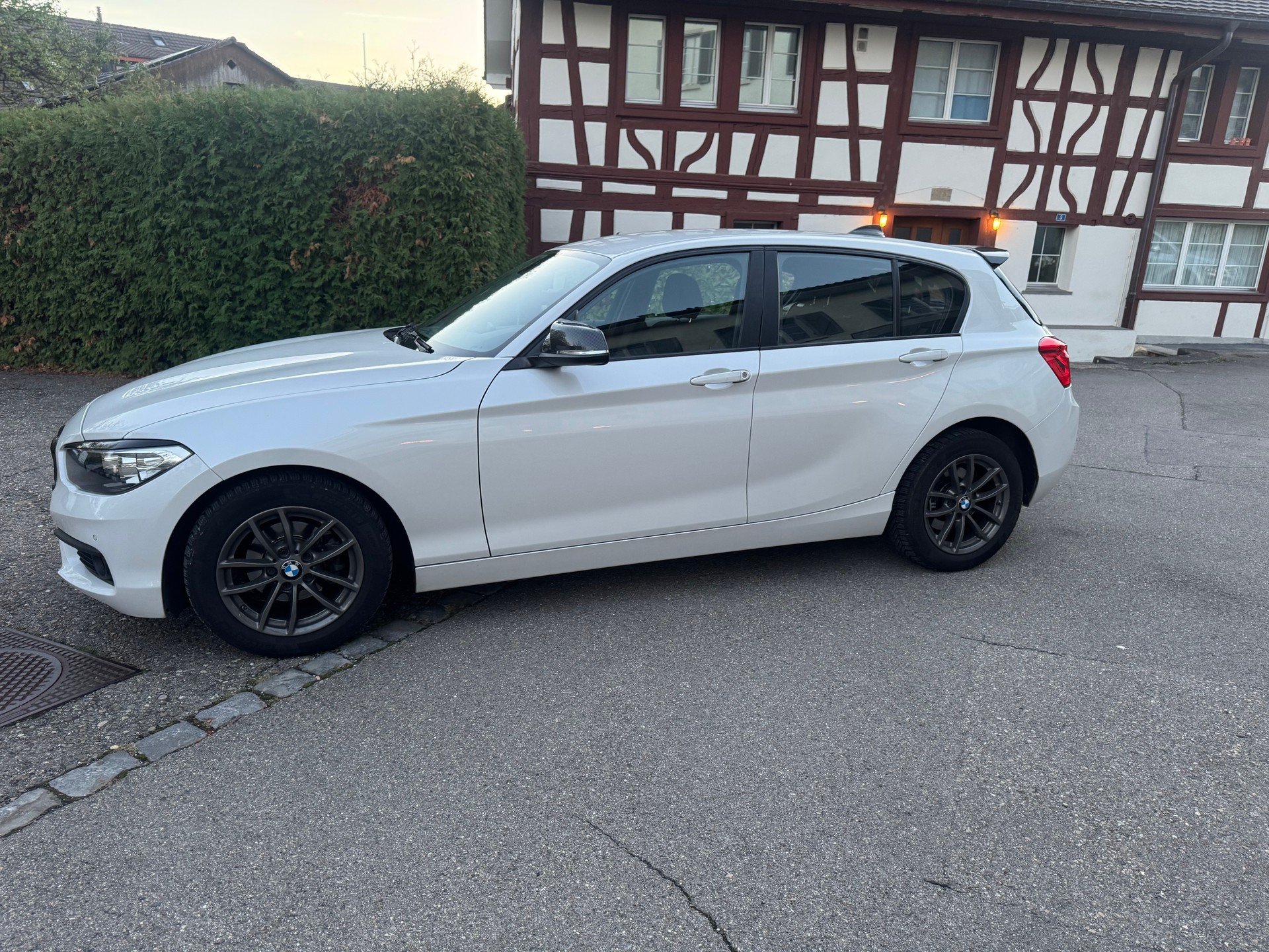 BMW 118i Edition M Sport Steptronic-image-2