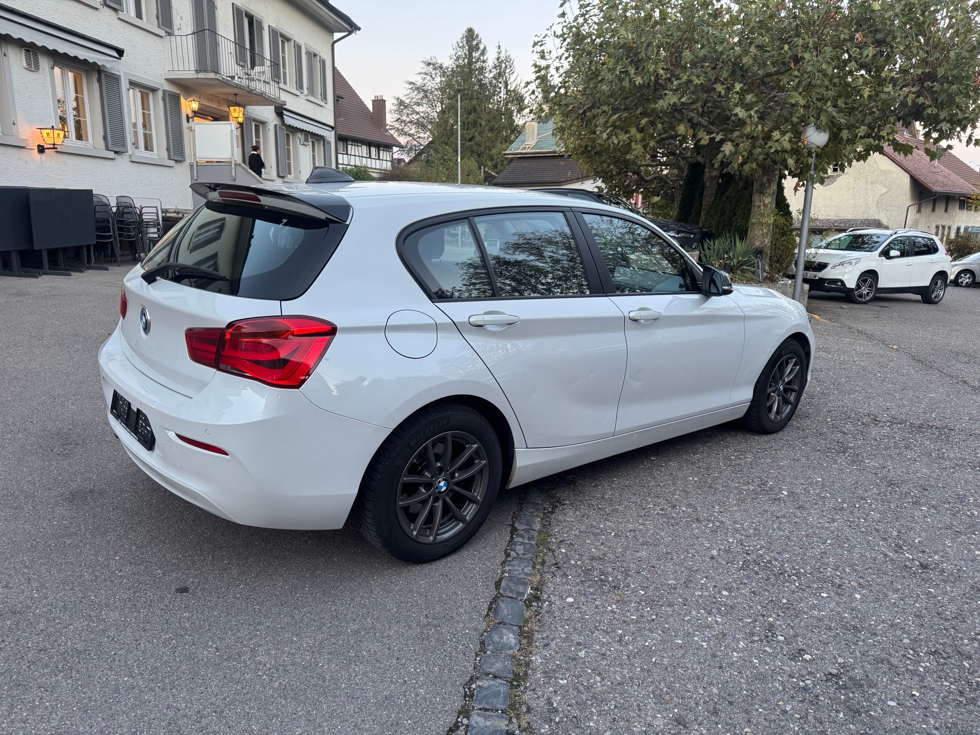 BMW 118i Edition M Sport Steptronic-image-4