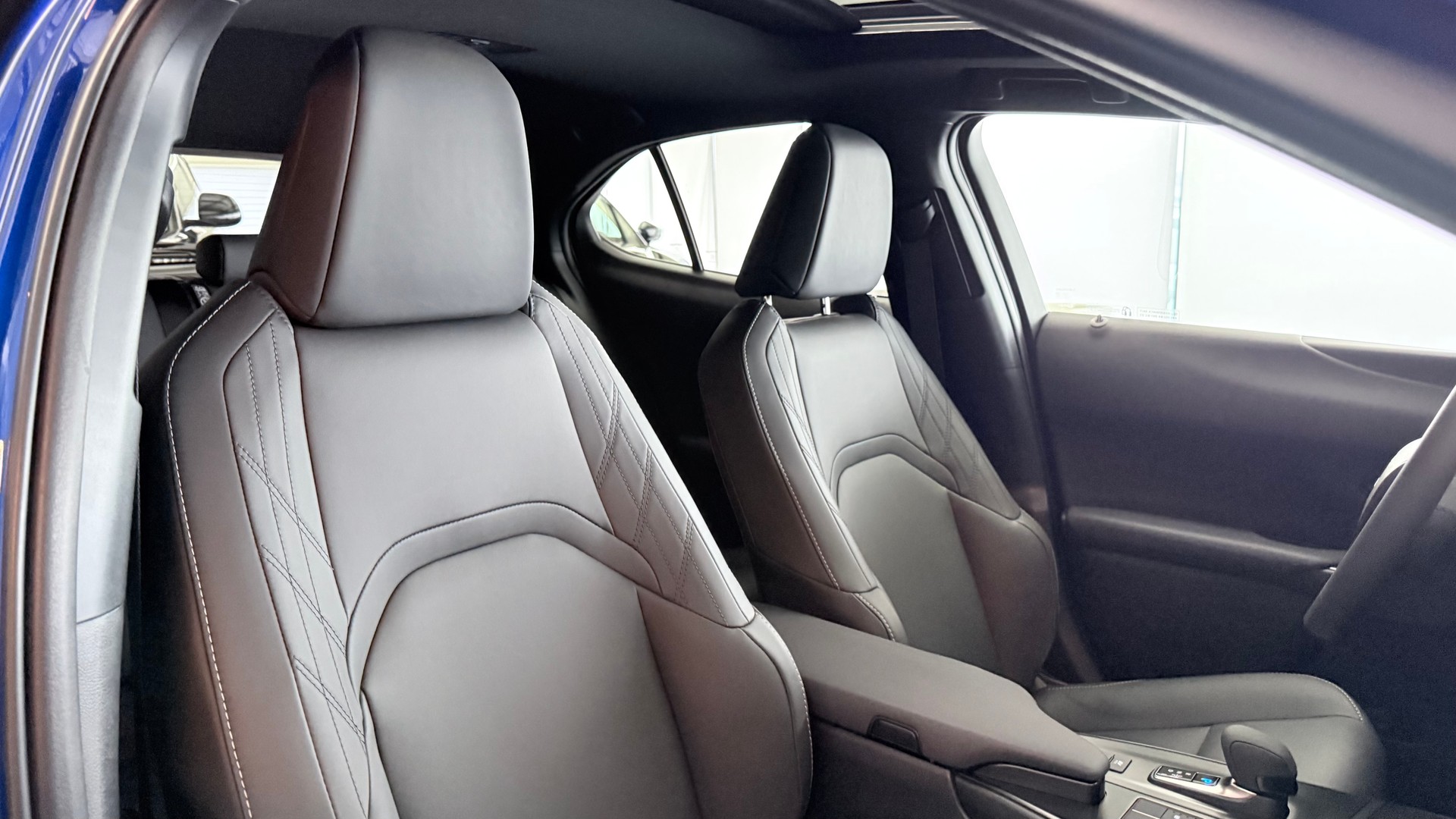 LEXUS UX 300h F-Line-image-23