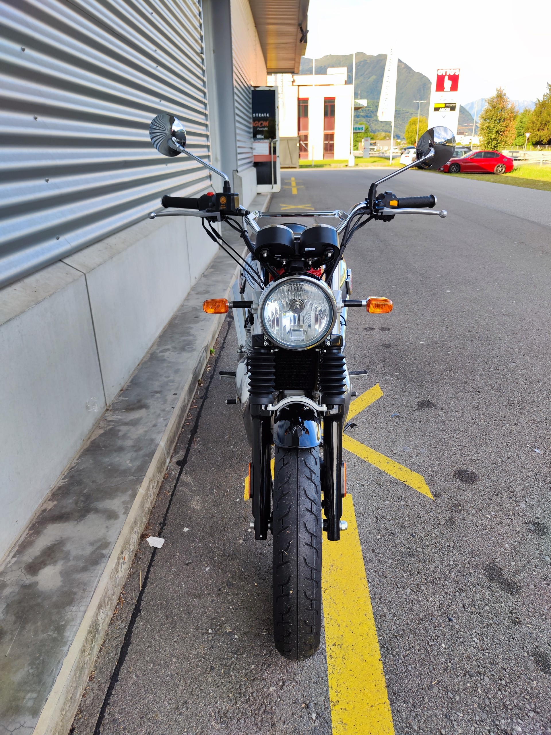 ROYAL ENFIELD Interceptor 650 Custom-showroom-element-3
