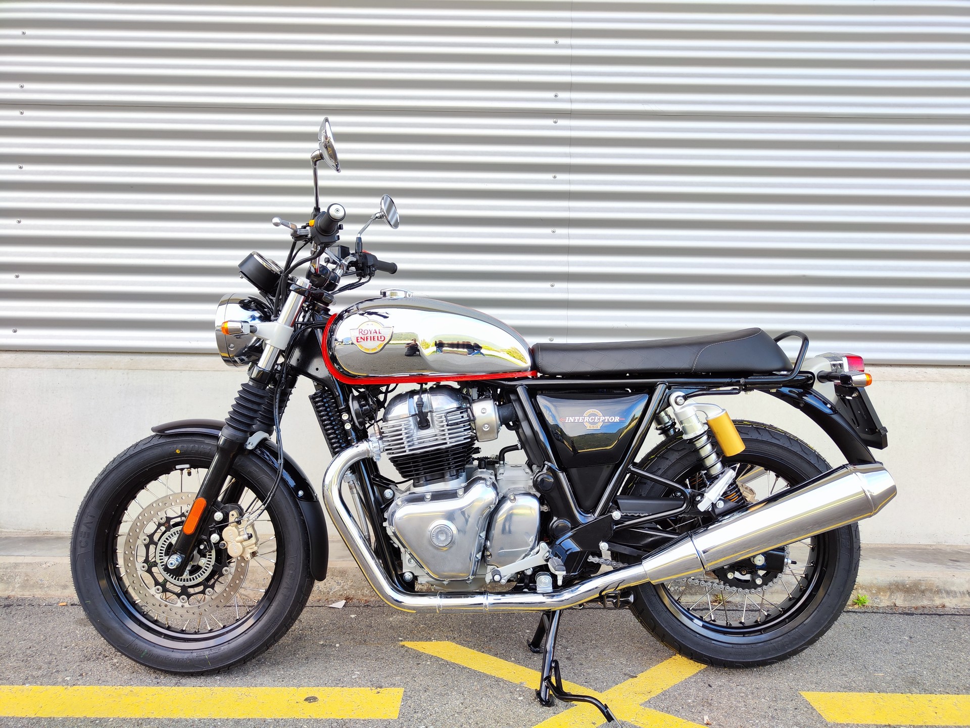 ROYAL ENFIELD Interceptor 650 Custom-showroom-element-1