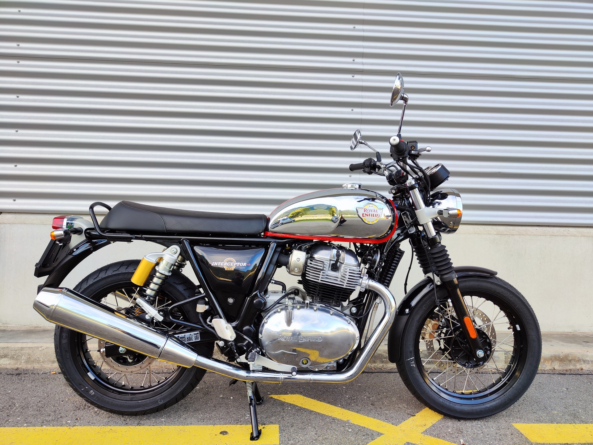 ROYAL ENFIELD Interceptor 650 Custom