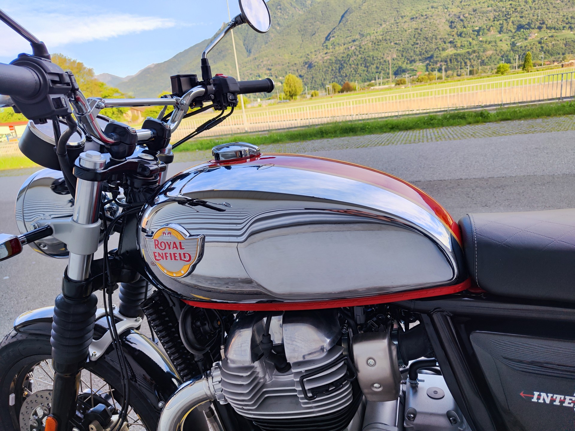 ROYAL ENFIELD Interceptor 650 Custom-showroom-element-2
