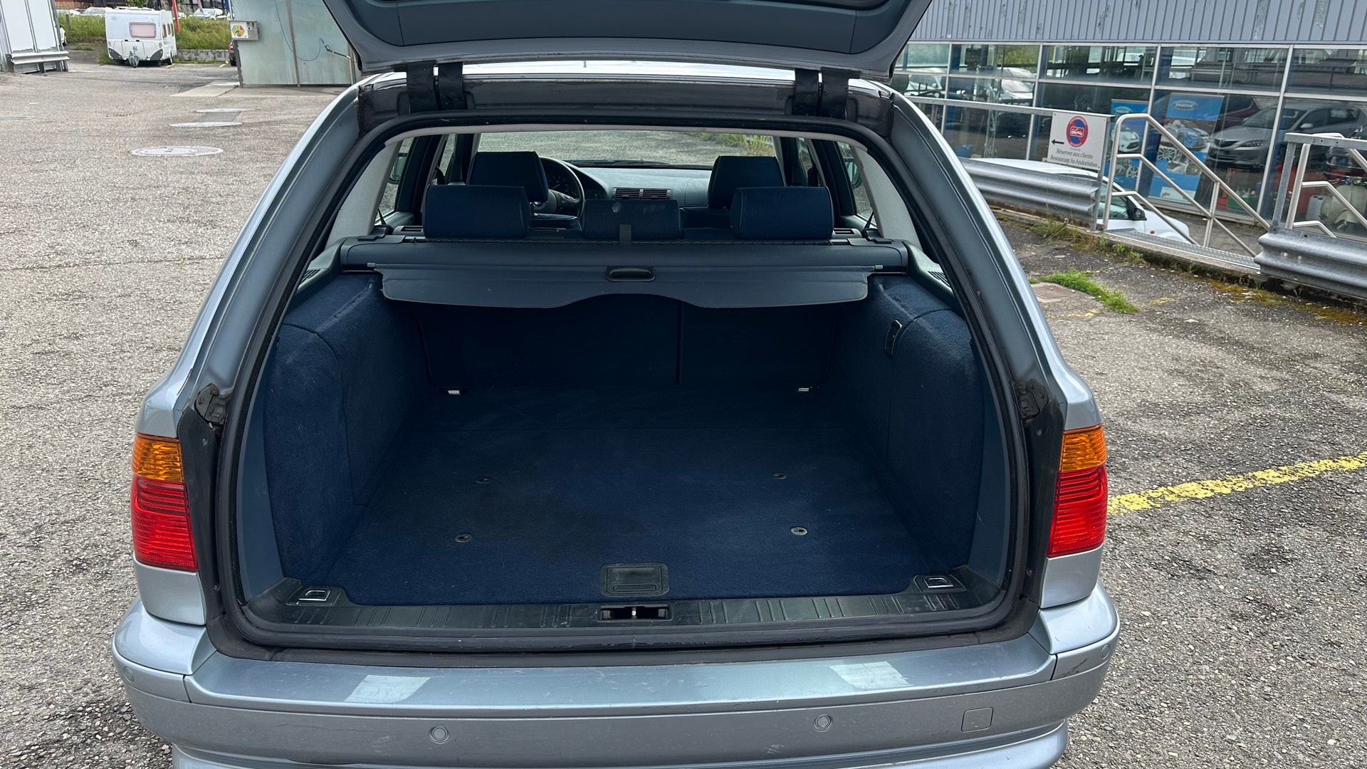 BMW 520i Touring-image-8