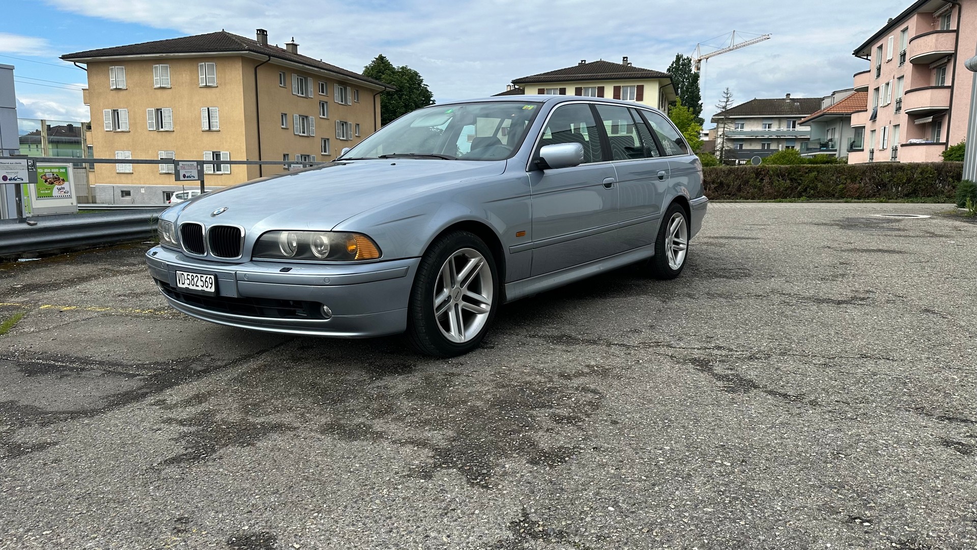 BMW 520i Touring-image-0