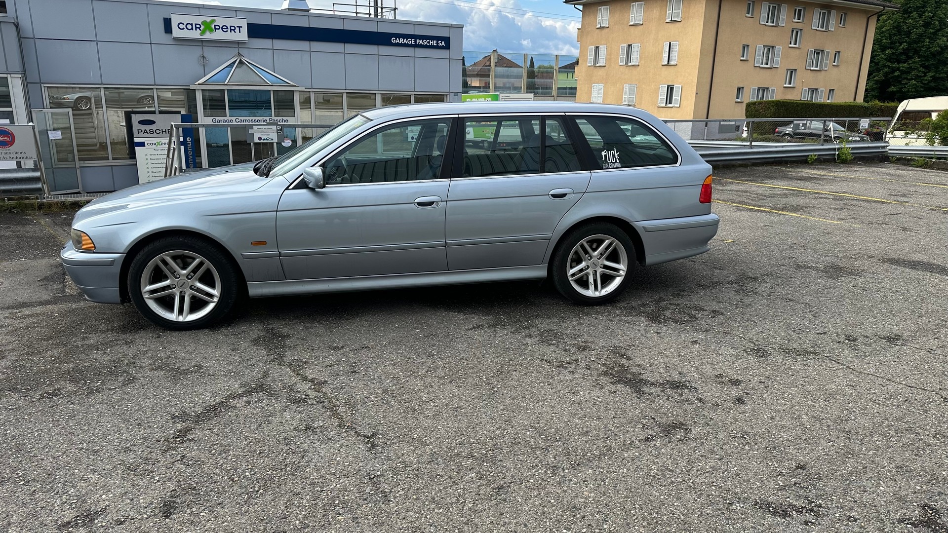 BMW 520i Touring-image-1