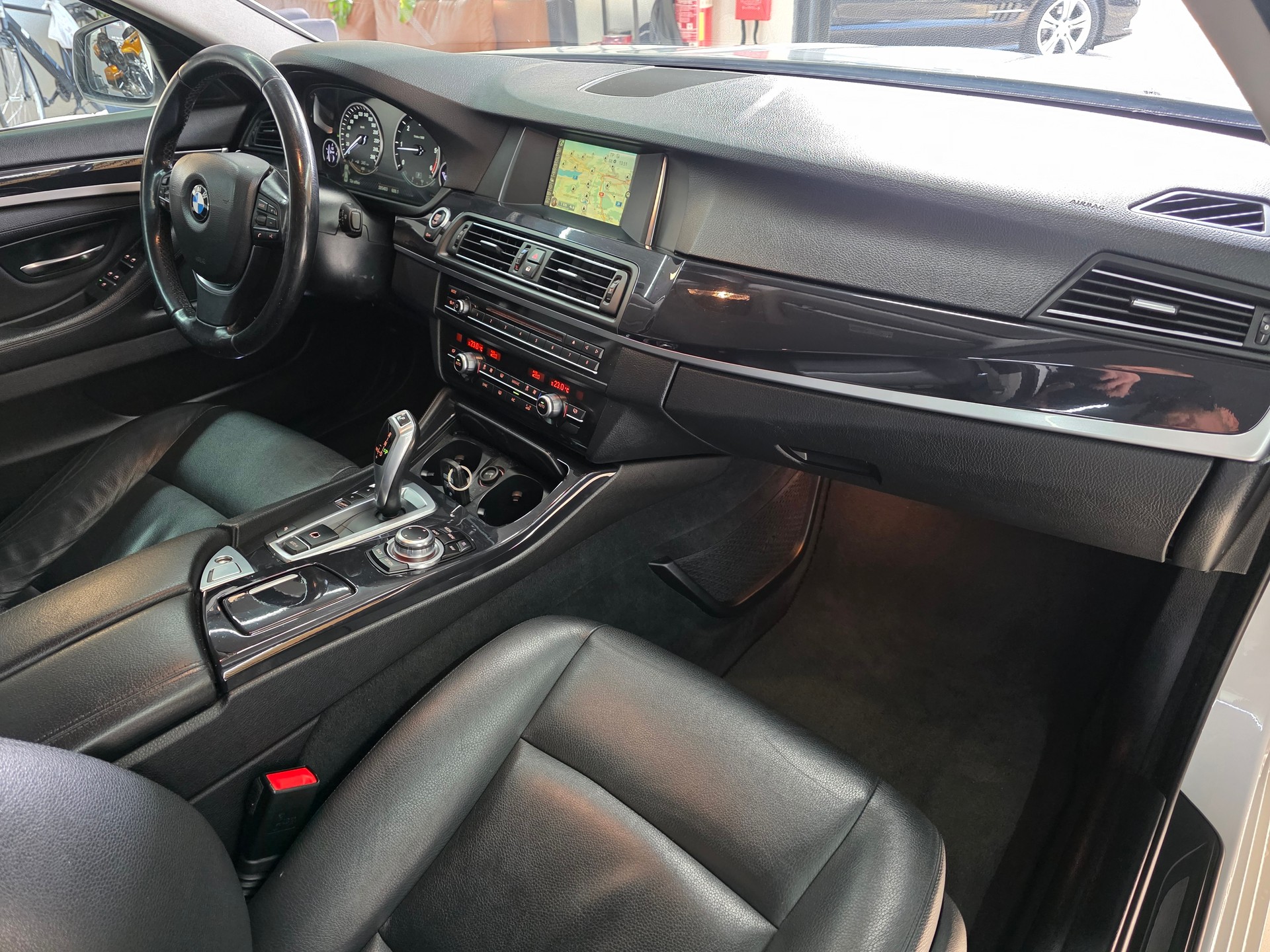 BMW 520d M-Sport LCI-image-8