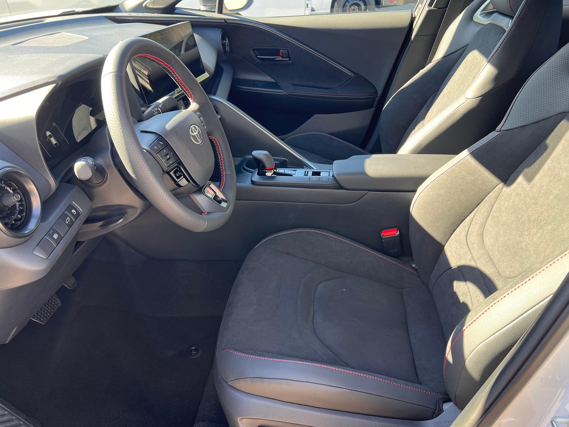TOYOTA C-HR 2.0 PHEV GR Sport-image-8