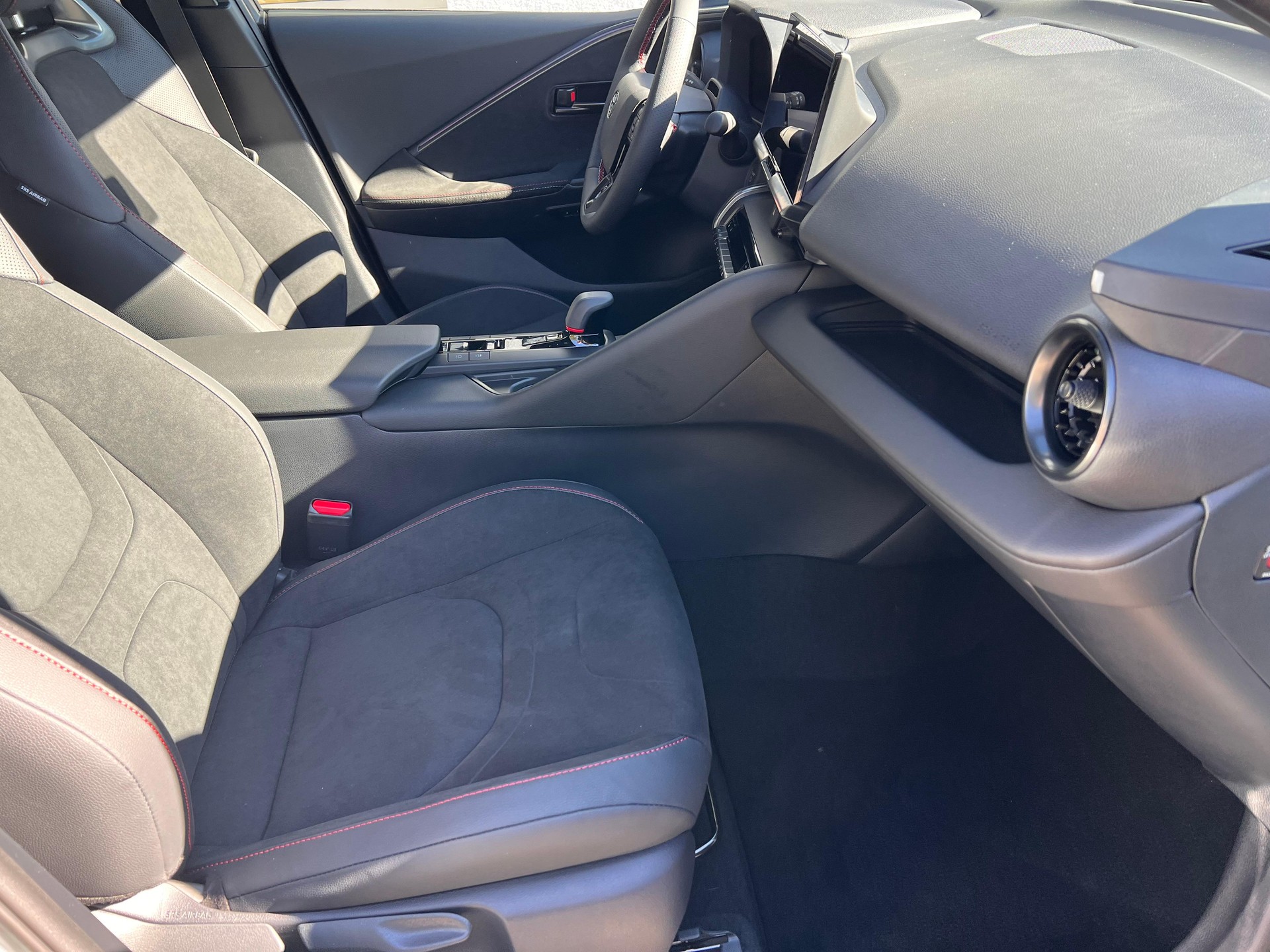 TOYOTA C-HR 2.0 PHEV GR Sport-image-12