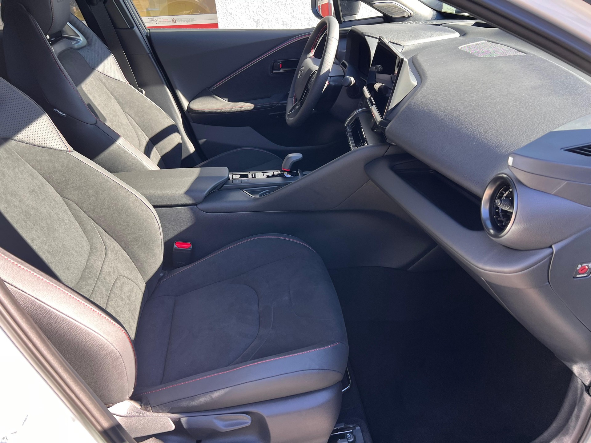 TOYOTA C-HR 2.0 PHEV GR Sport-image-14